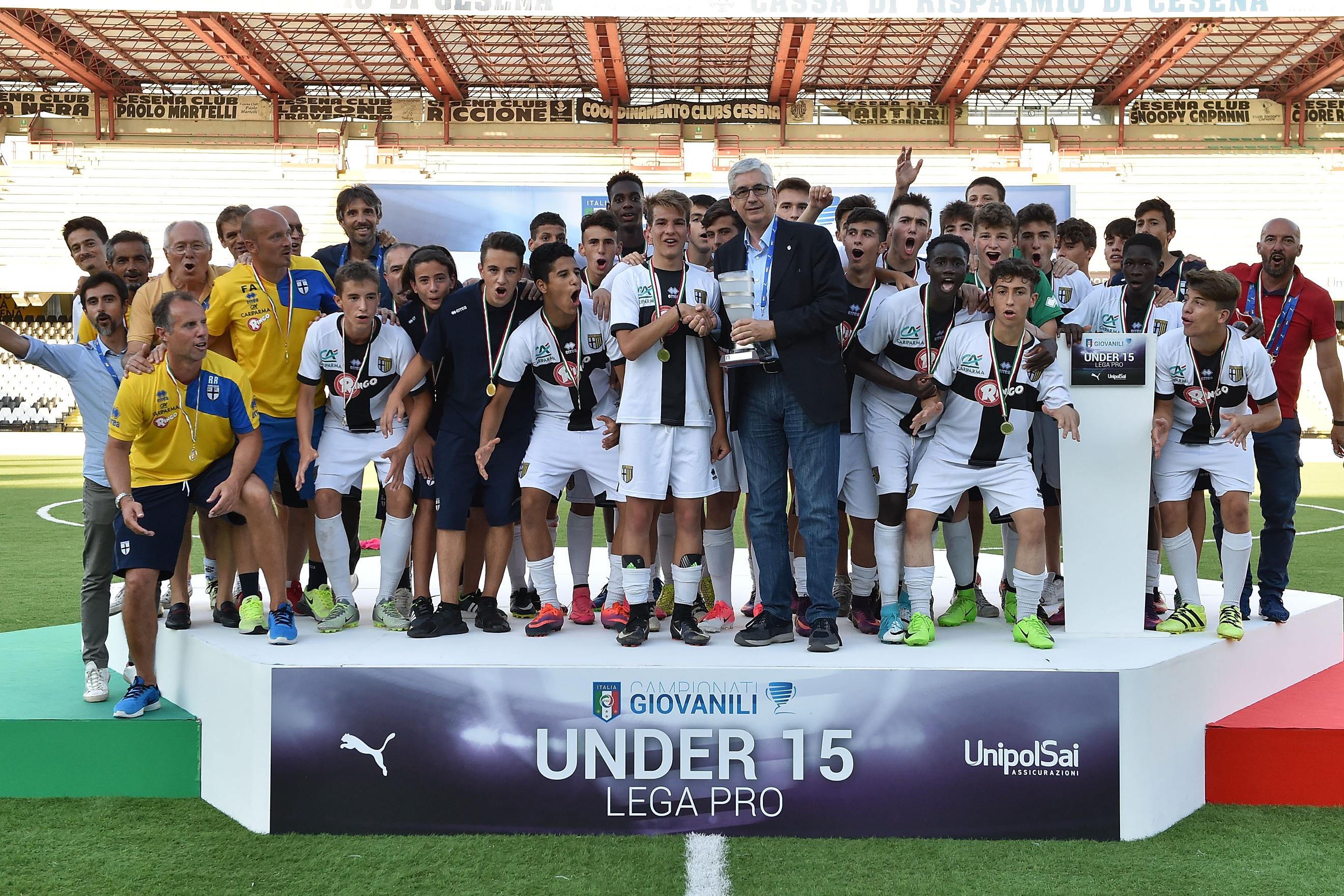 CESENA, ITALY - JUNE 17:  Players of Parma Calcio celebrate the victory after the U15 Lega Pro Final match between US Cremonese and Parma Calcio on June 17, 2017 in Cesena, Italy.  (Photo by Giuseppe Bellini/Getty Images)