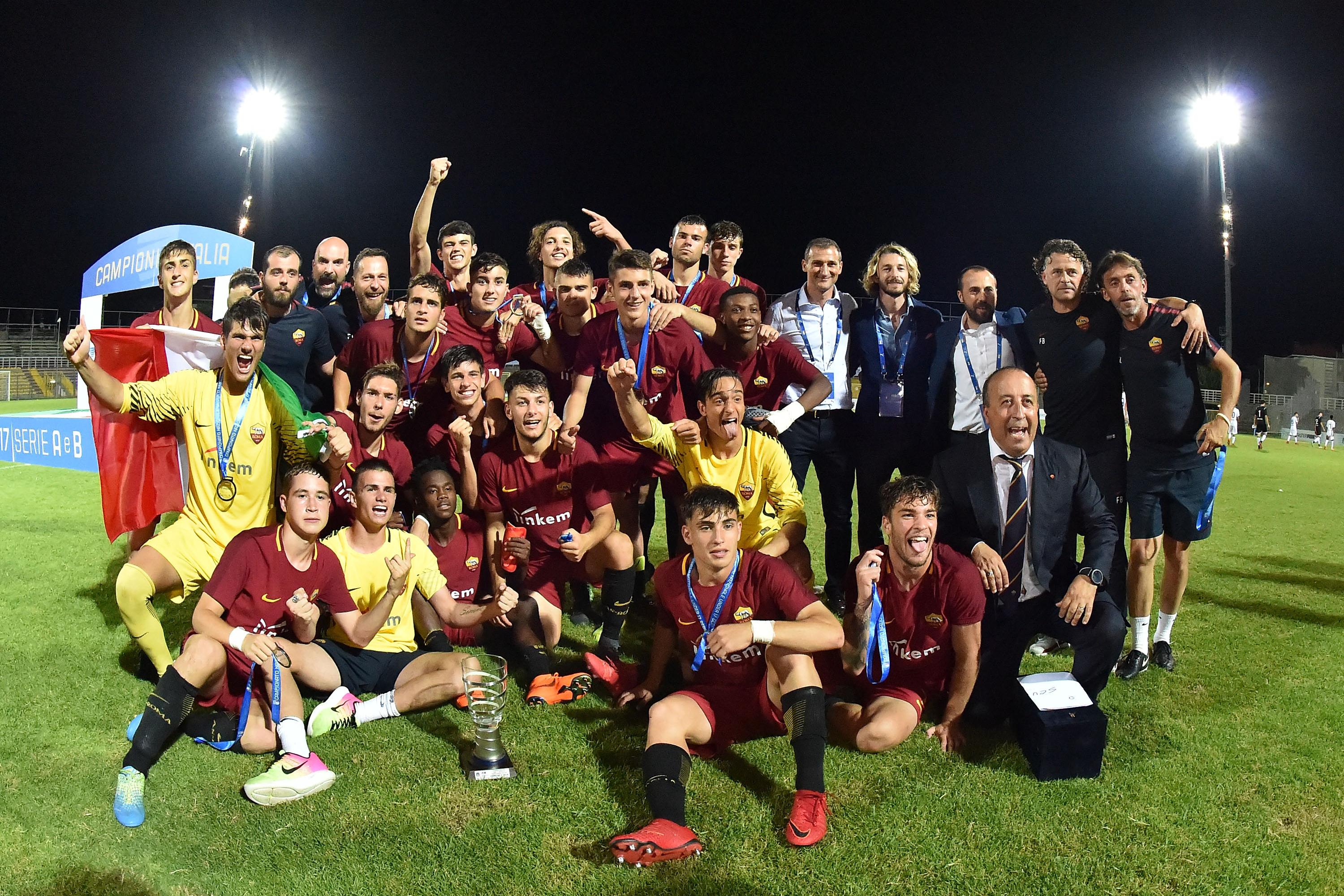 RAVENNA, ITALY - JUNE 20:  Players of AS Roma celebrate the victory after the U17 Serie A and B Final match between Atalanta BC v AS Roma at Stadio Bruno Benelli on June 20, 2018 in Ravenna, Italy.  (Photo by Giuseppe Bellini/Getty Images)