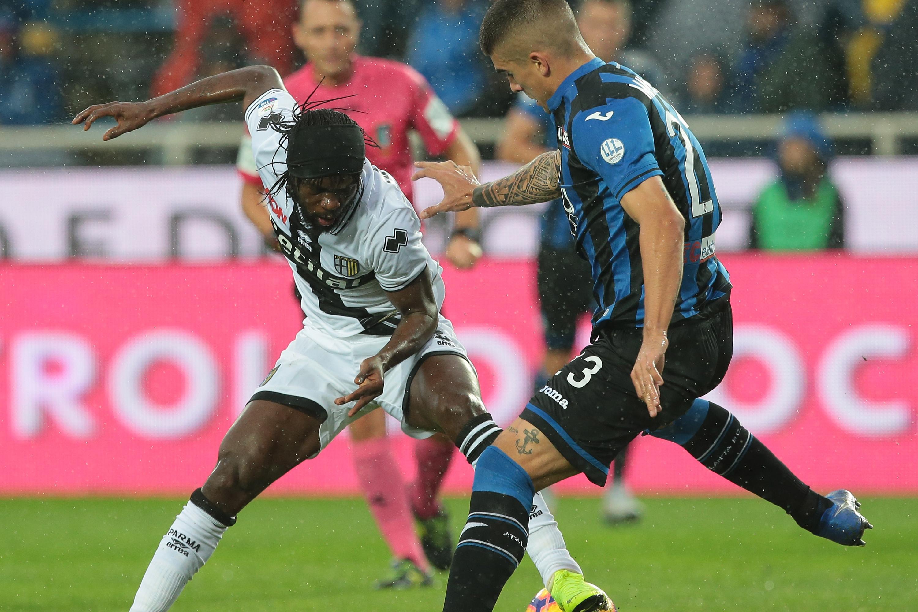BERGAMO, ITALY - OCTOBER 27:  Gervinho (L) of Parma Calcio is challenged by Gianluca Mancini of Atalanta BC during the Serie A match between Atalanta BC and Parma Calcio at Stadio Atleti Azzurri d\\'Italia on October 27, 2018 in Bergamo, Italy.  (Photo by Emilio Andreoli/Getty Images)