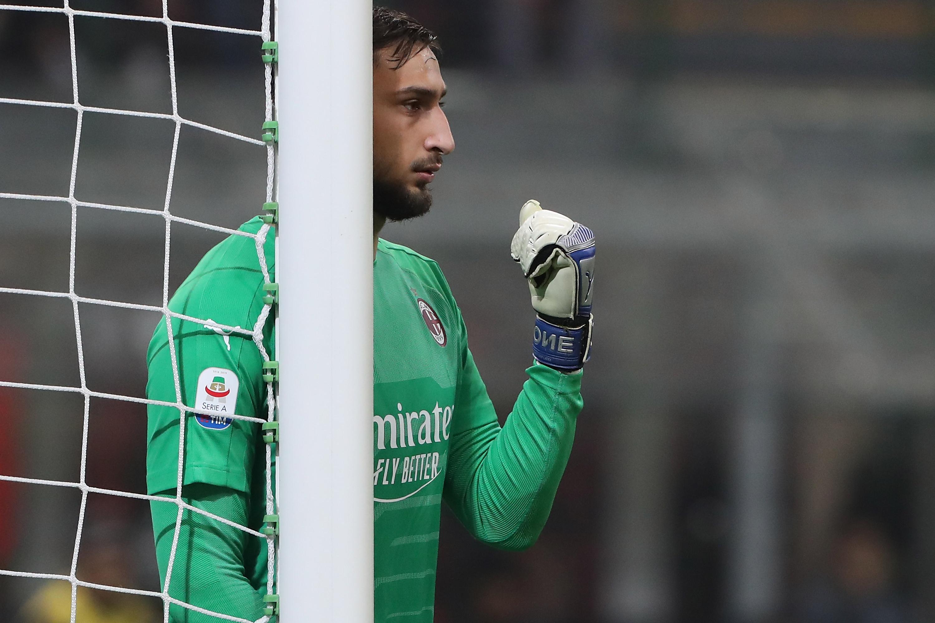 MILAN, ITALY - NOVEMBER 11:  Gianluigi Donnarumma of AC Milan directs his defense during the Serie A match between AC Milan and Juventus at Stadio Giuseppe Meazza on November 11, 2018 in Milan, Italy.  (Photo by Marco Luzzani/Getty Images)