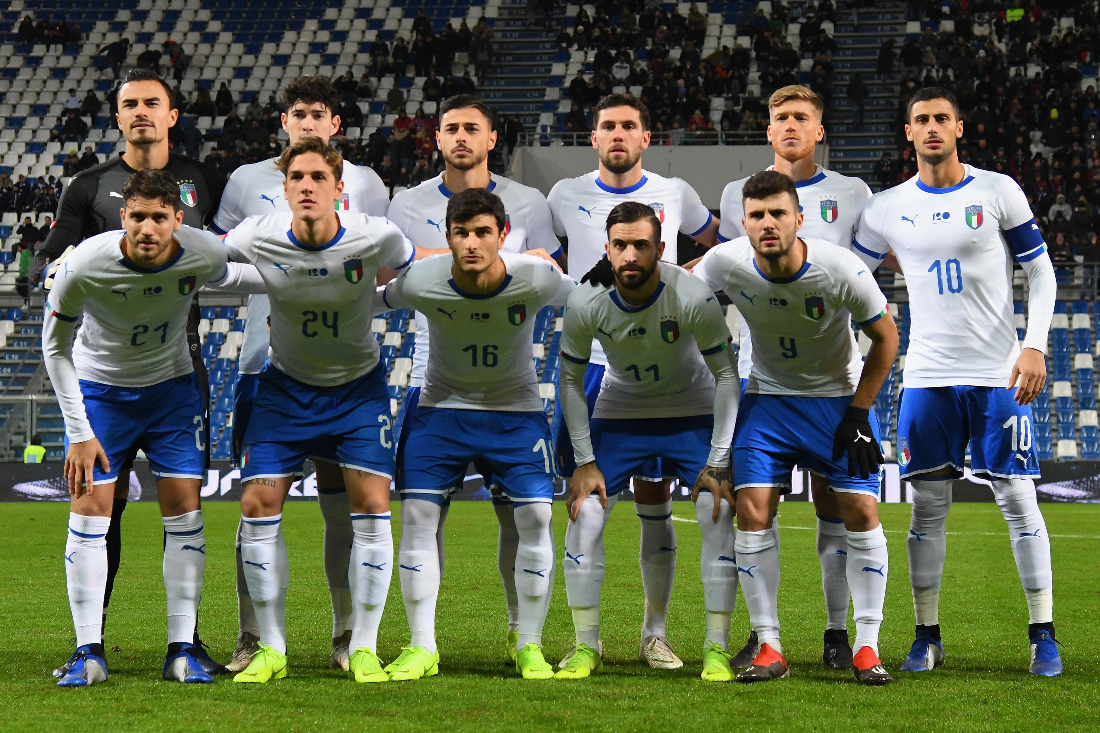 REGGIO NELL\\'EMILIA, ITALY - NOVEMBER 19:Italy U21 players line up before the International friendly match between Italy U21 and Germany U21 on November 19, 2018 in Reggio nell\\'Emilia, Italy. (Photo by Alessandro Sabattini/Getty Images)