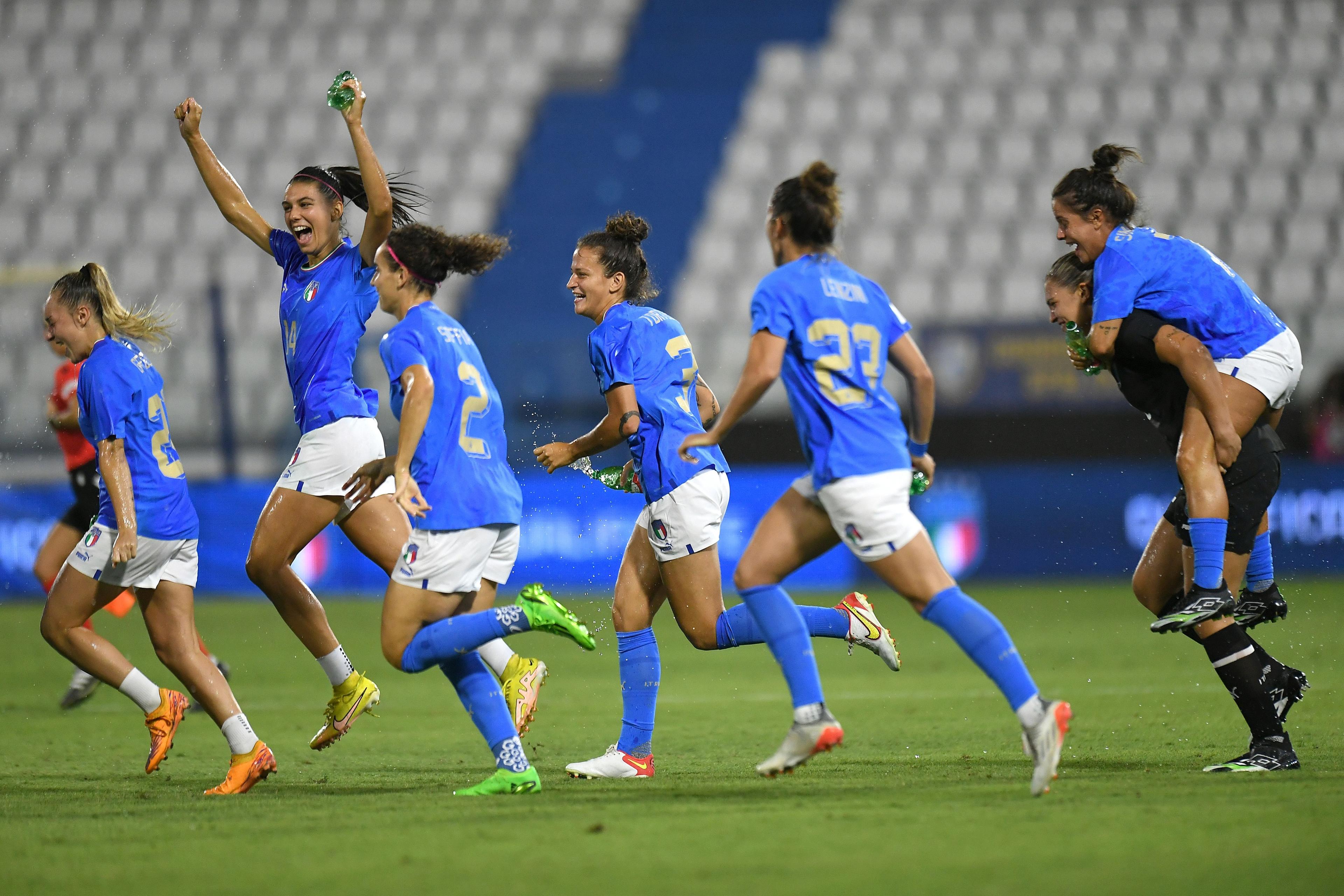 ROME, ITALY - SEPTEMBER 06: Italian players celebrate the victory during the FIFA Women\\'s World Cup 2023 Qualifier group G match between Italy and Romania at  on September 06, 2022 in Rome , Italy. (Photo by Alessandro Sabattini/Getty Images)