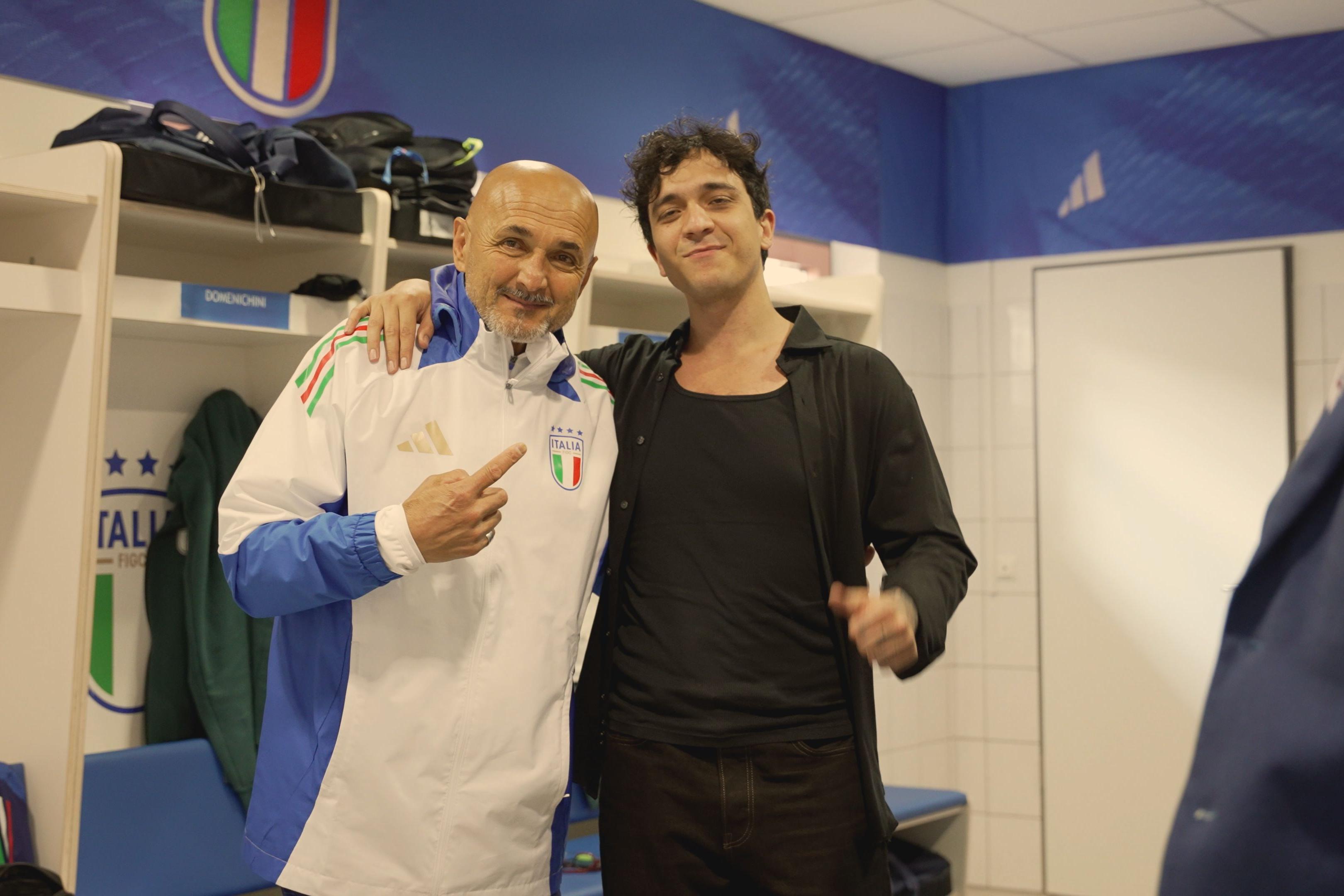 L'in bocca al lupo di Tananai alla squadra di Spalletti. Poi il concerto del cantante milanese sul palco di Casa Azzurri