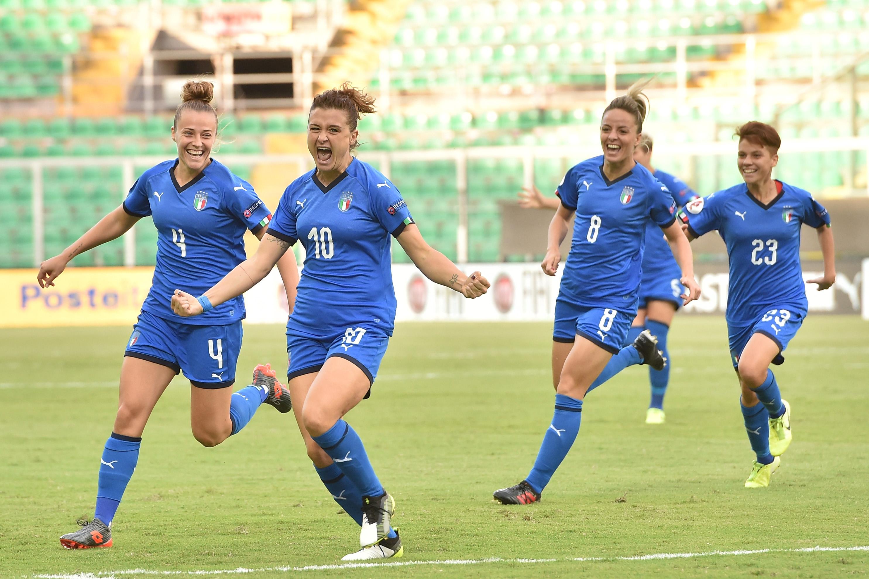 PALERMO, ITALY - OCTOBER 08: Cristiana Girelli of Italy celebrates with team mates after scoring the opening goal during the UEFA Women\\'s European Championship 2021 qualifier match between Italy and Bosnia and Herzegovina at Stadio Renzo Barbera on October 08, 2019 in Palermo, Italy. (Photo by Tullio M. Puglia/Getty Images)