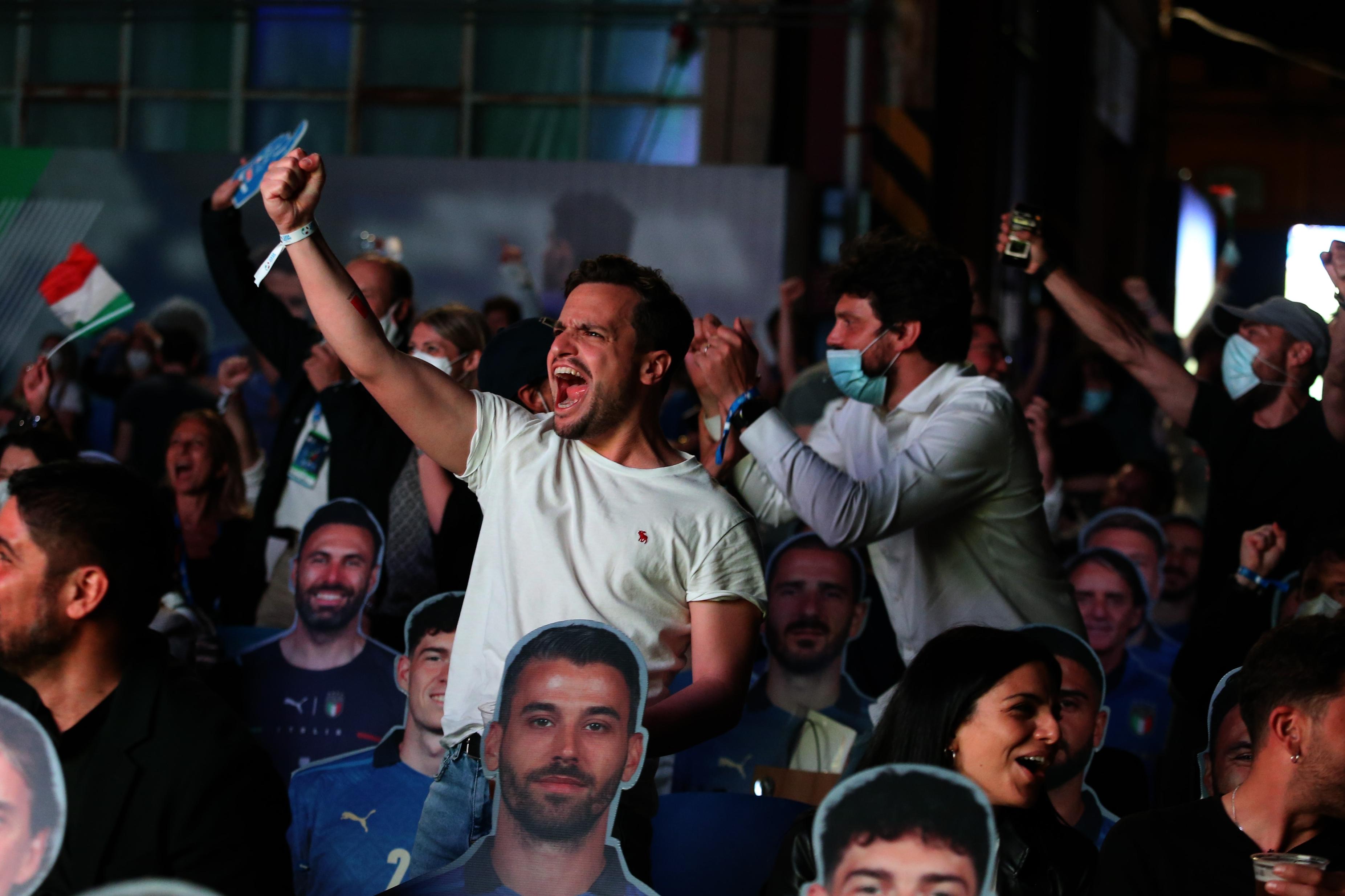 ROME, ITALY - JUNE 11:  Italy fans celebrate during the UEFA EURO 2020 Group A football match between Turkey and Italy during \\'Casa Azzurri\\' at pratibus district on June 11, 2021 in Rome, Italy.  (Photo by Paolo Bruno/Getty Images)