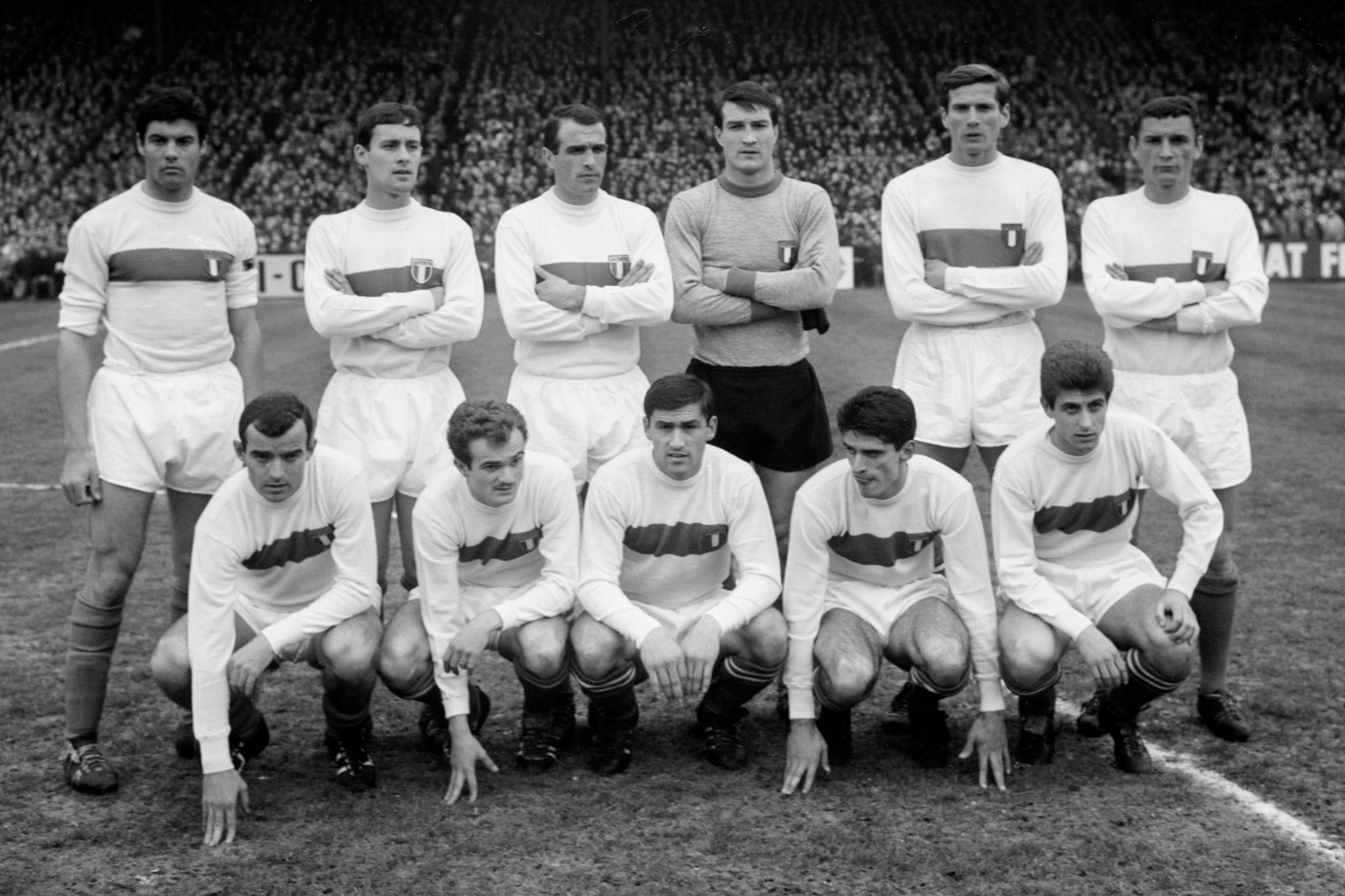 PARIS, FRANCE - MARCH 16:  Sandro Salvadore, Roberto Rosato, Giovanni-Baptiste Pirovano, Enrico Albertosi, Giacinto Facchetti, Luigi Riva; front row, from L : Mario Corso, Sandrino Mazzola, Narcisio Burgnich, Angelo Domenghini, Gianni Rivera)  AFP PHOTO  (Photo credit should read STAFF/AFP via Getty Images)