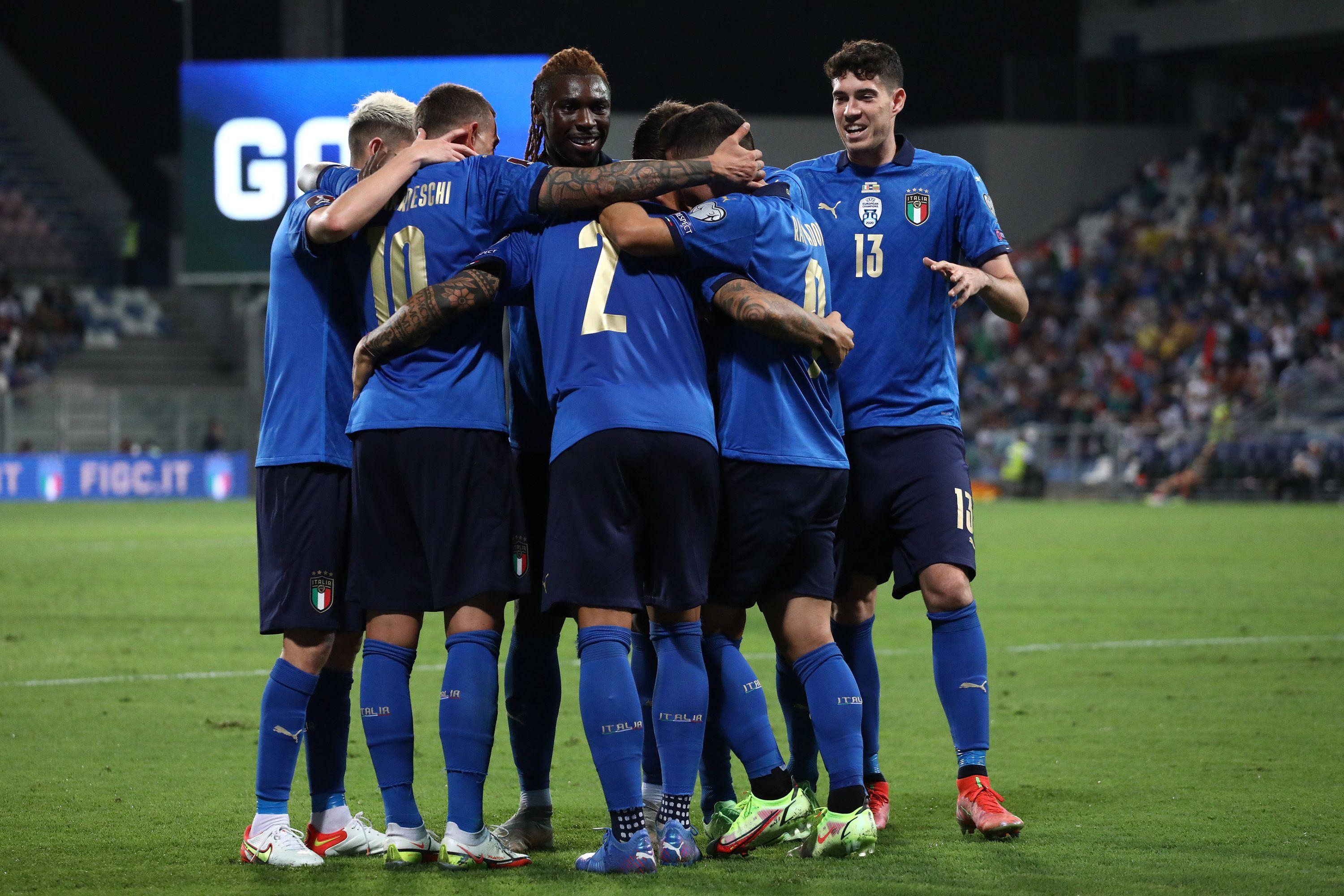REGGIO NELL\\'EMILIA, ITALY - SEPTEMBER 08: Giovanni Di Lorenzo #2 of Italy celebrates his goal with his team-mates during the 2022 FIFA World Cup Qualifier match between Italy and Lithuania at Mapei Stadium - Citta\\' del Tricolore on September 08, 2021 in Reggio nell\\'Emilia, . (Photo by Marco Luzzani/Getty Images)