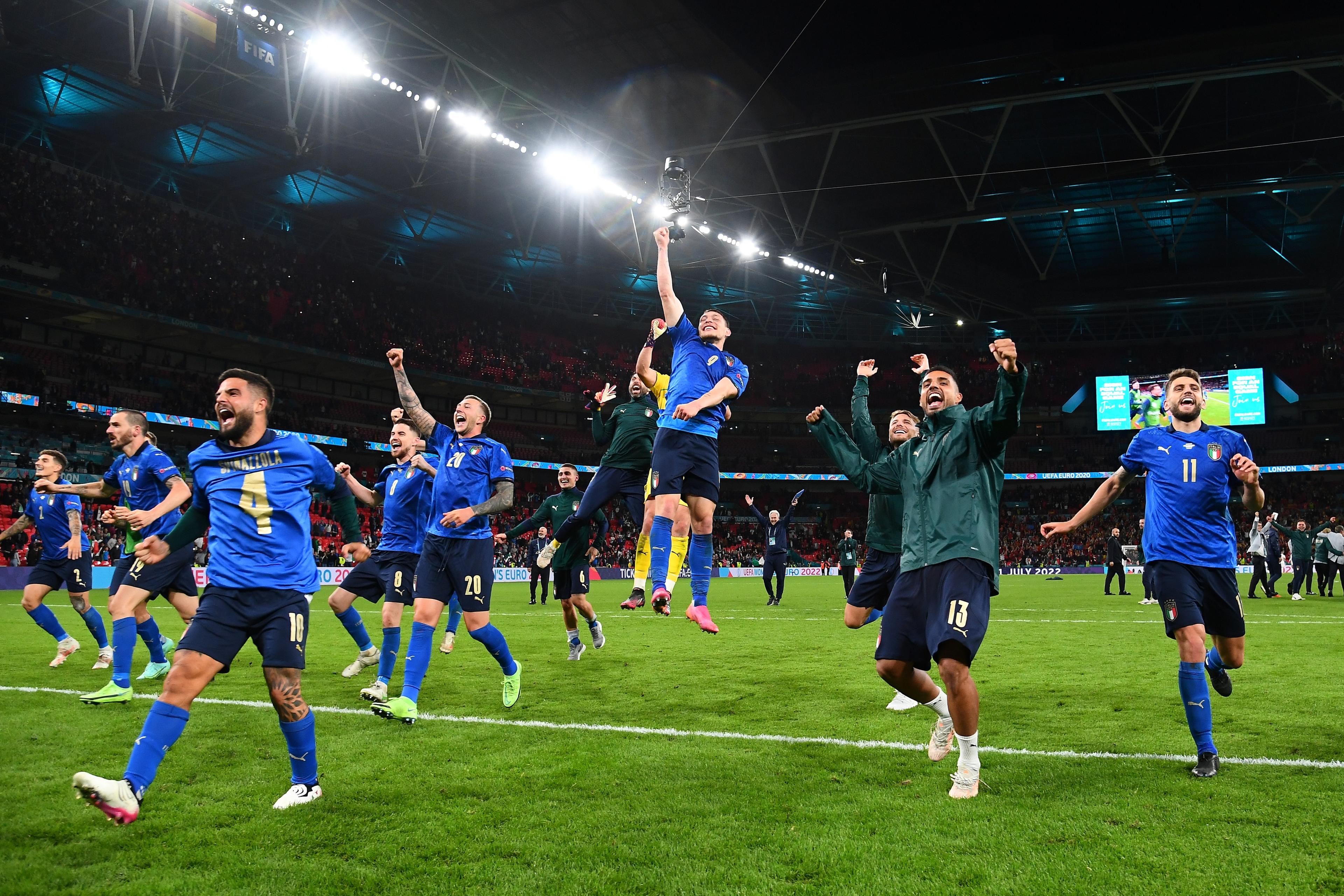 LONDON, ENGLAND - JULY 06: Players of Italy celebrate following their team\\'s victory in the penalty shoot out after the UEFA Euro 2020 Championship Semi-final match between Italy and Spain at Wembley Stadium on July 06, 2021 in London, England. (Photo by Claudio Villa/Getty Images)