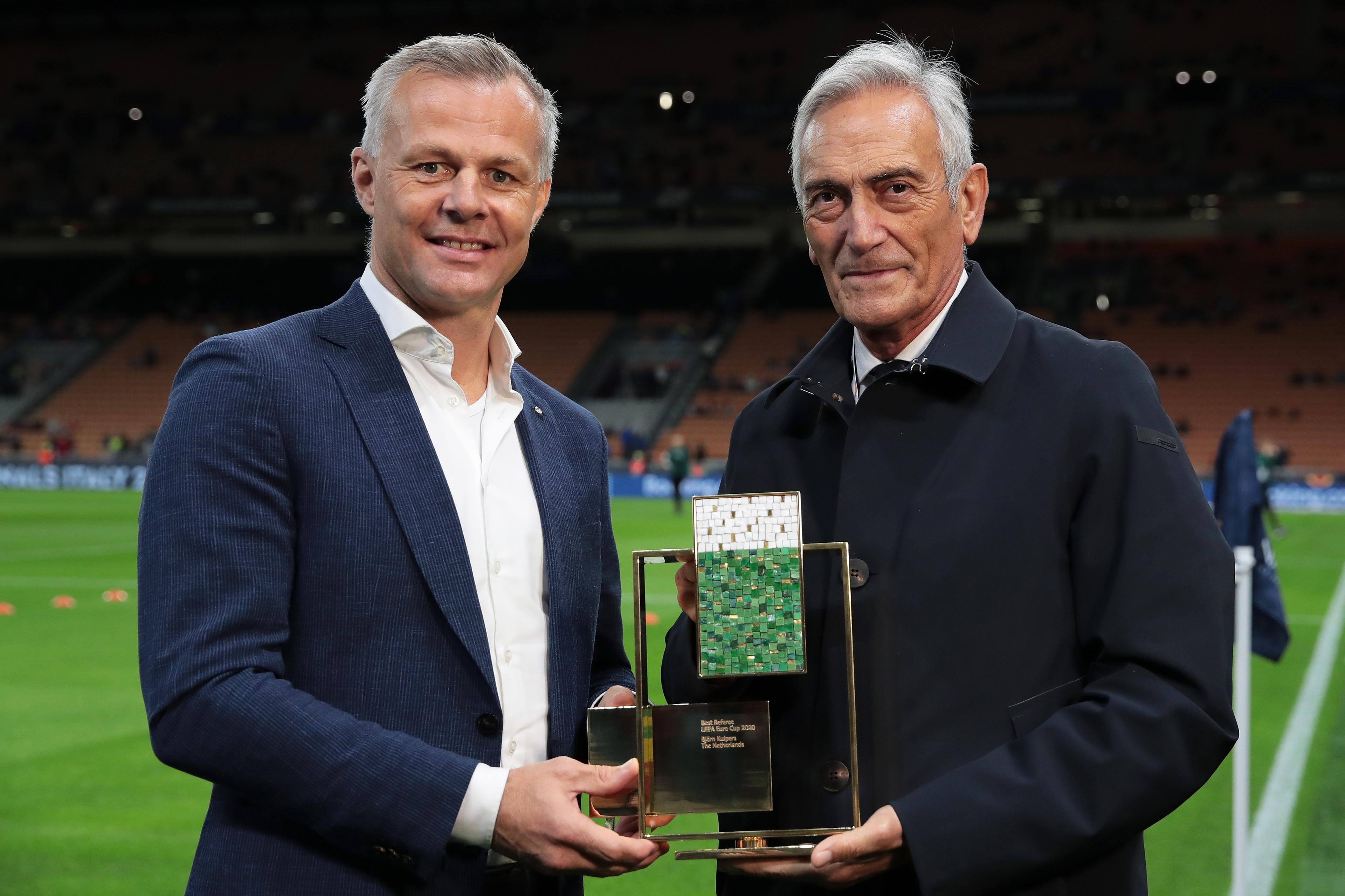 MILAN, ITALY - OCTOBER 06: UEFA Match Official, Bjoern Kuipers is presented with the Best Referee Award by Gabriele Gravina, President of the Italian Football Federation prior to the UEFA Nations League 2021 Semi-final match between Italy and Spain at San Siro Stadium on October 06, 2021 in Milan, Italy. (Photo by Emilio Andreoli - UEFA/UEFA via Getty Images)
