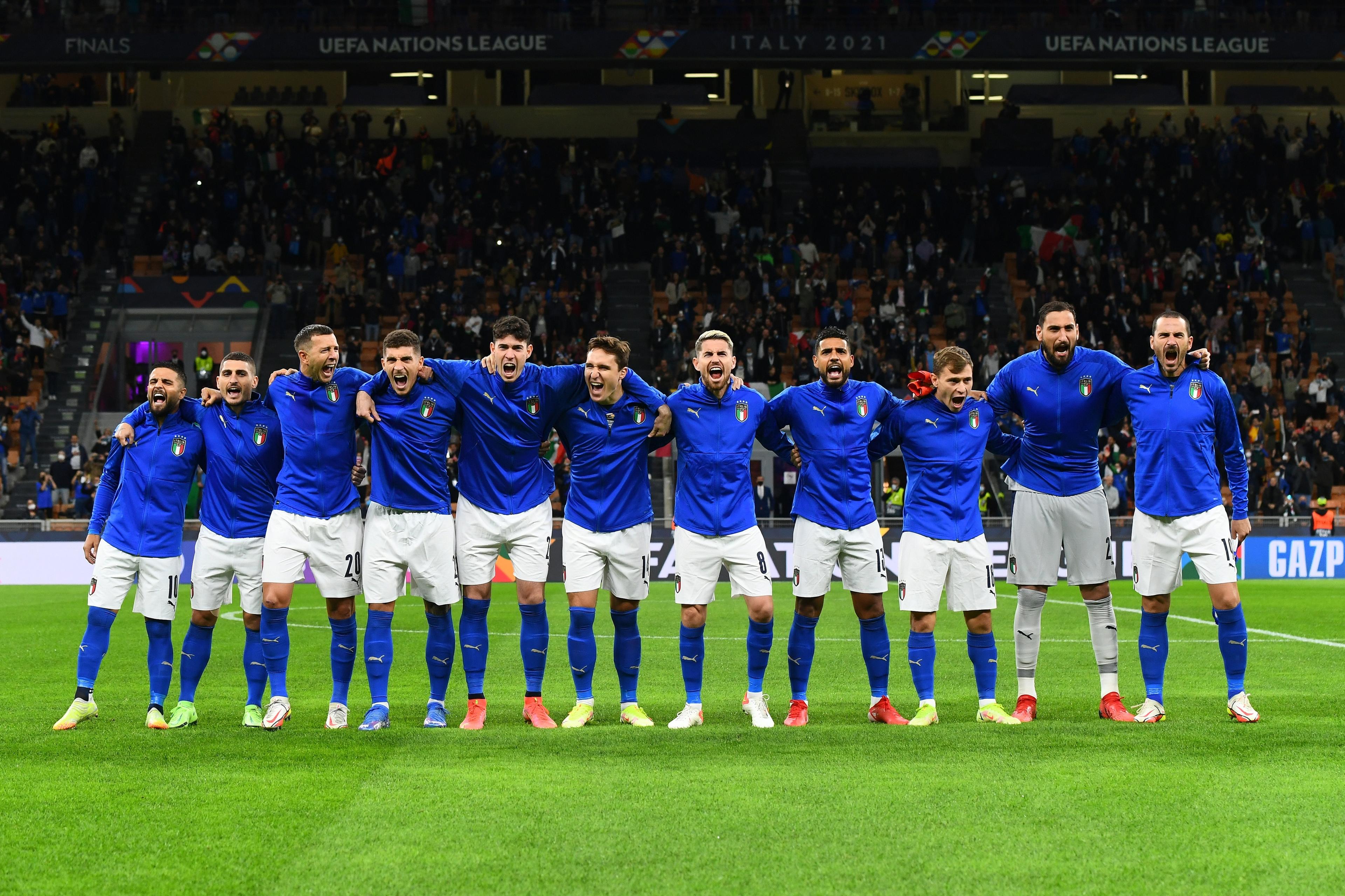 MILAN, ITALY - OCTOBER 06: Players of Italy line up for the national anthem prior to the UEFA Nations League 2021 Semi-final match between Italy and Spain at Giuseppe Meazza Stadium on October 06, 2021 in Milan, Italy. (Photo by Claudio Villa/Getty Images)