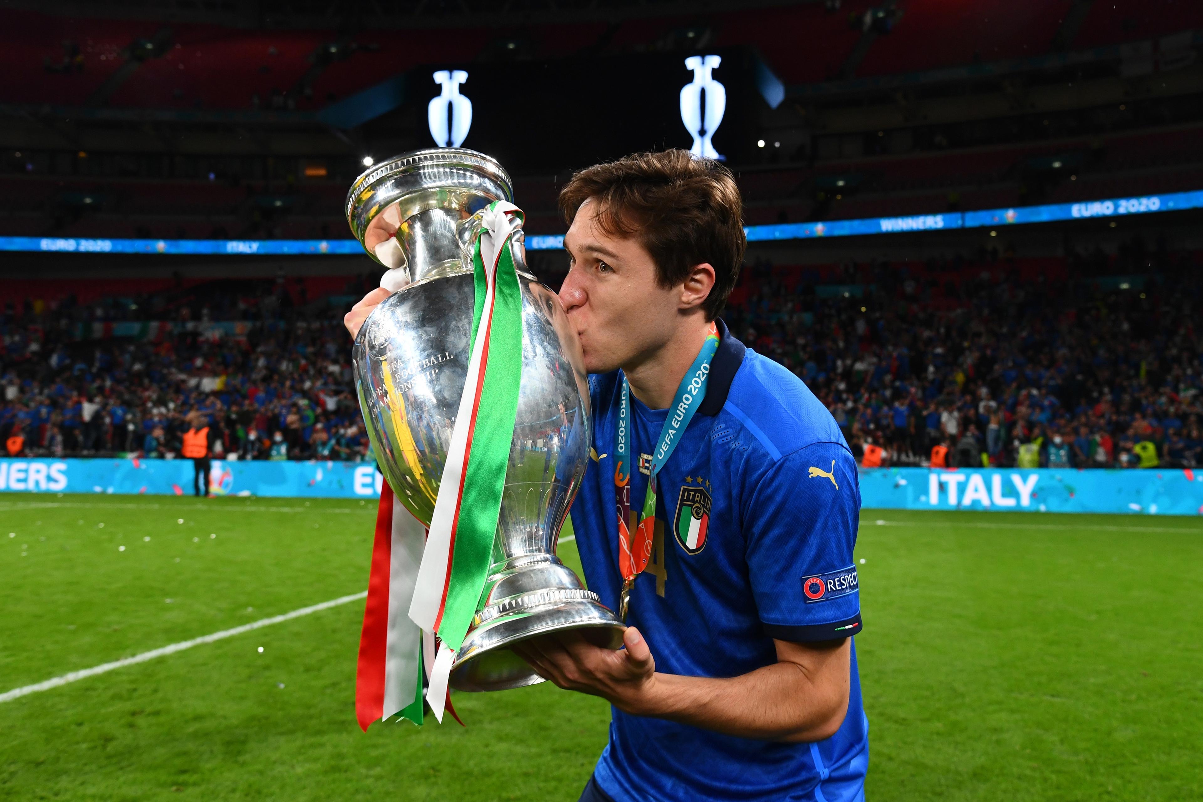 LONDON, ENGLAND - JULY 11: Federico Chiesa of Italy kisses The Henri Delaunay Trophy following his team\\'s victory in the UEFA Euro 2020 Championship Final between Italy and England at Wembley Stadium on July 11, 2021 in London, England. (Photo by Claudio Villa/Getty Images)