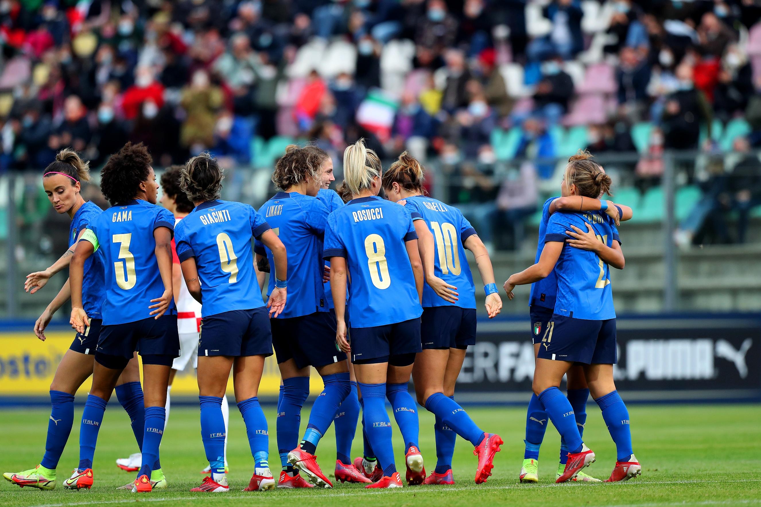 CASTEL DI SANGRO, ITALY - OCTOBER 22:  Valentina Cernoia #21 celebrates with her teammates after scoring the opening goal during the FIFA Women\\'s World Cup Qualifier match between Italy and Croatia on October 22, 2021 in Castel di Sangro, Italy.  (Photo by Paolo Bruno/Getty Images)