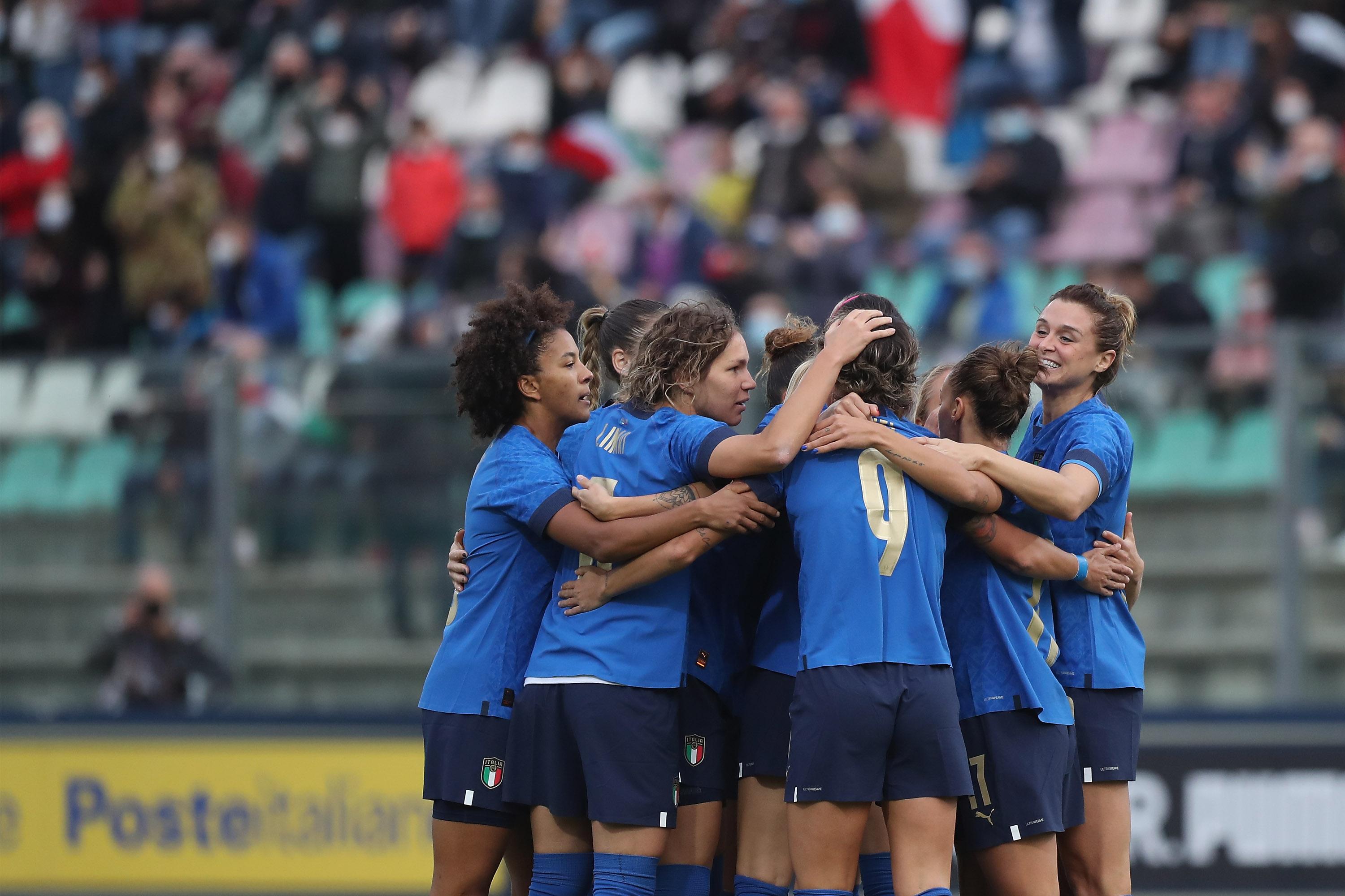 CASTEL DI SANGRO, ITALY - OCTOBER 22:  Valentina Cernoia #21 celebrates with her teammates after scoring the opening goal during the FIFA Women\\'s World Cup Qualifier match between Italy and Croatia on October 22, 2021 in Castel di Sangro, Italy.  (Photo by Paolo Bruno/Getty Images) *** Local Caption *** Valentina Cernoia
