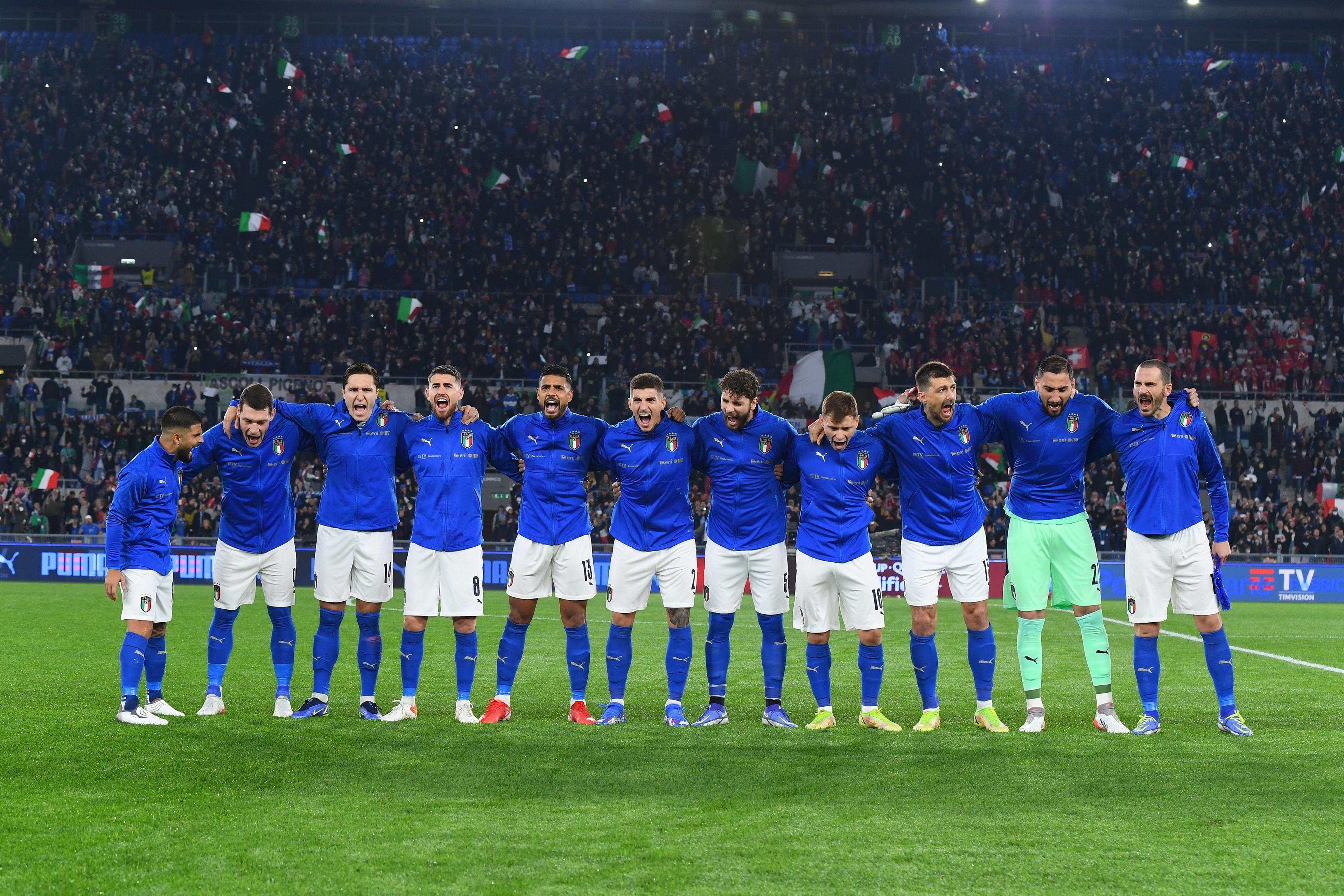 ROME, ITALY - NOVEMBER 12: Players of Italy line up for the national anthem prior to the 2022 FIFA World Cup Qualifier match between Italy and Switzerland at Stadio Olimpico on November 12, 2021 in Rome, Italy. (Photo by Claudio Villa/Getty Images)