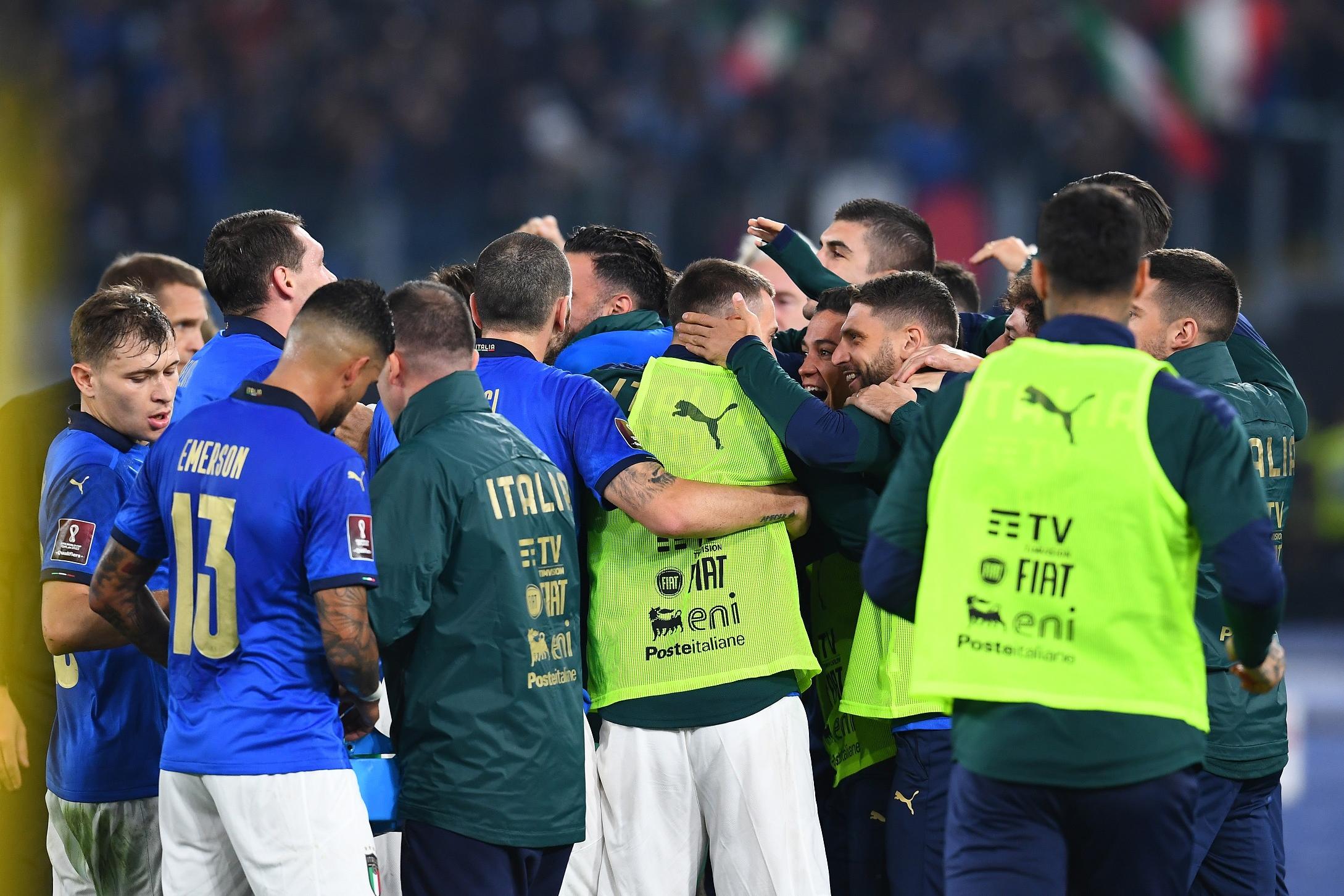 ROME, ITALY - NOVEMBER 12: Giovanni Di Lorenzo of Italy celebrate with team-mates after scoring the goal during the 2022 FIFA World Cup Qualifier match between Italy and Switzerland at Stadio Olimpico on November 12, 2021 in Rome, Italy . (Photo by Claudio Villa/Getty Images)