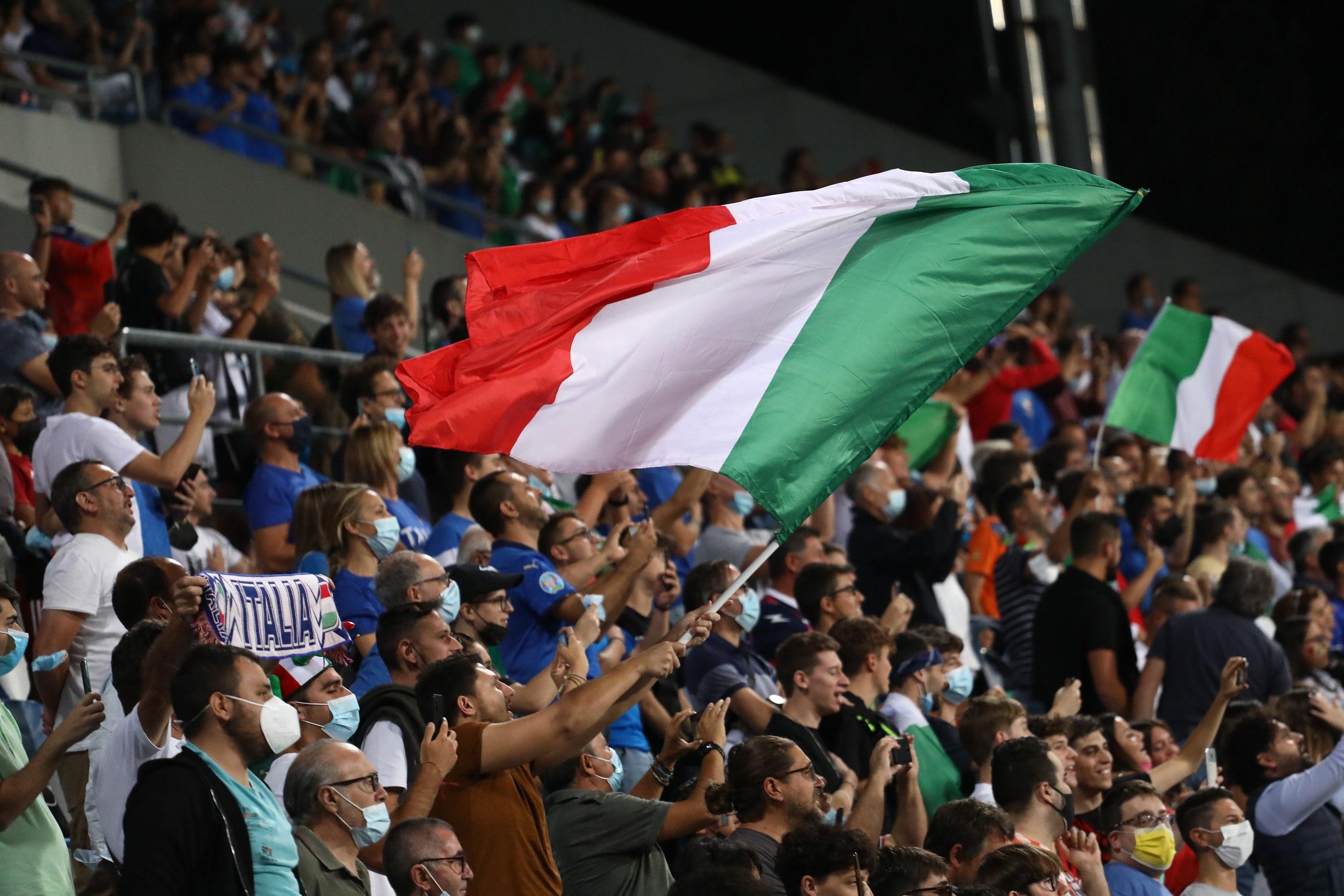 REGGIO NELL\\'EMILIA, ITALY - SEPTEMBER 08: A fan waves a Italy flag before the 2022 FIFA World Cup Qualifier match between Italy and Lithuania at Mapei Stadium - Citta\\' del Tricolore on September 08, 2021 in Reggio nell\\'Emilia, . (Photo by Marco Luzzani/Getty Images)