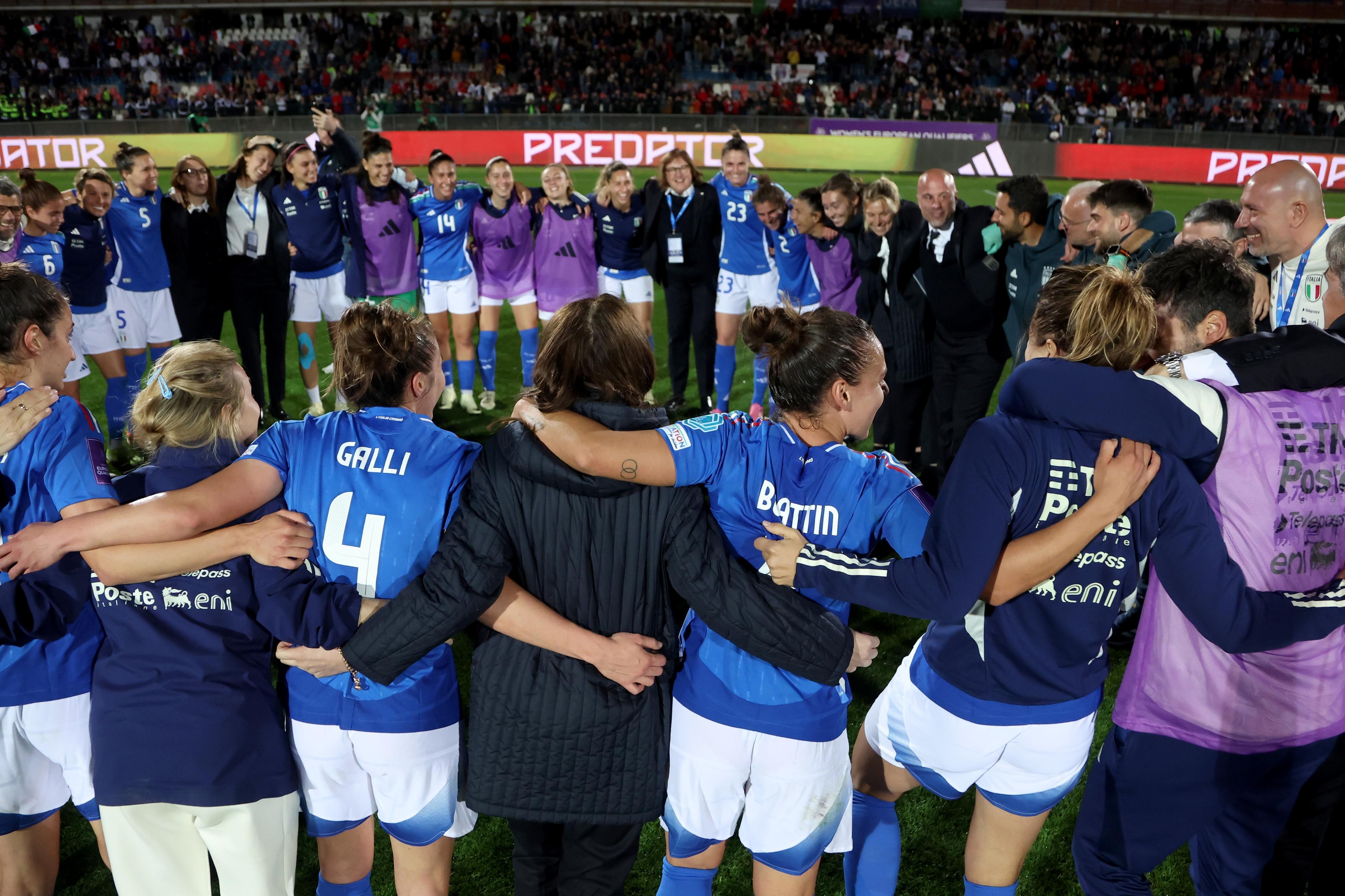 COSENZA, ITALY - APRIL 05: Players of Italy celebrate the victory after the UEFA EURO 2025 Women's Qualifiers between Italy and Netherlands at Stadio San Vito on April 05, 2024 in Cosenza, Italy. (Photo by Maurizio Lagana/Getty Images)