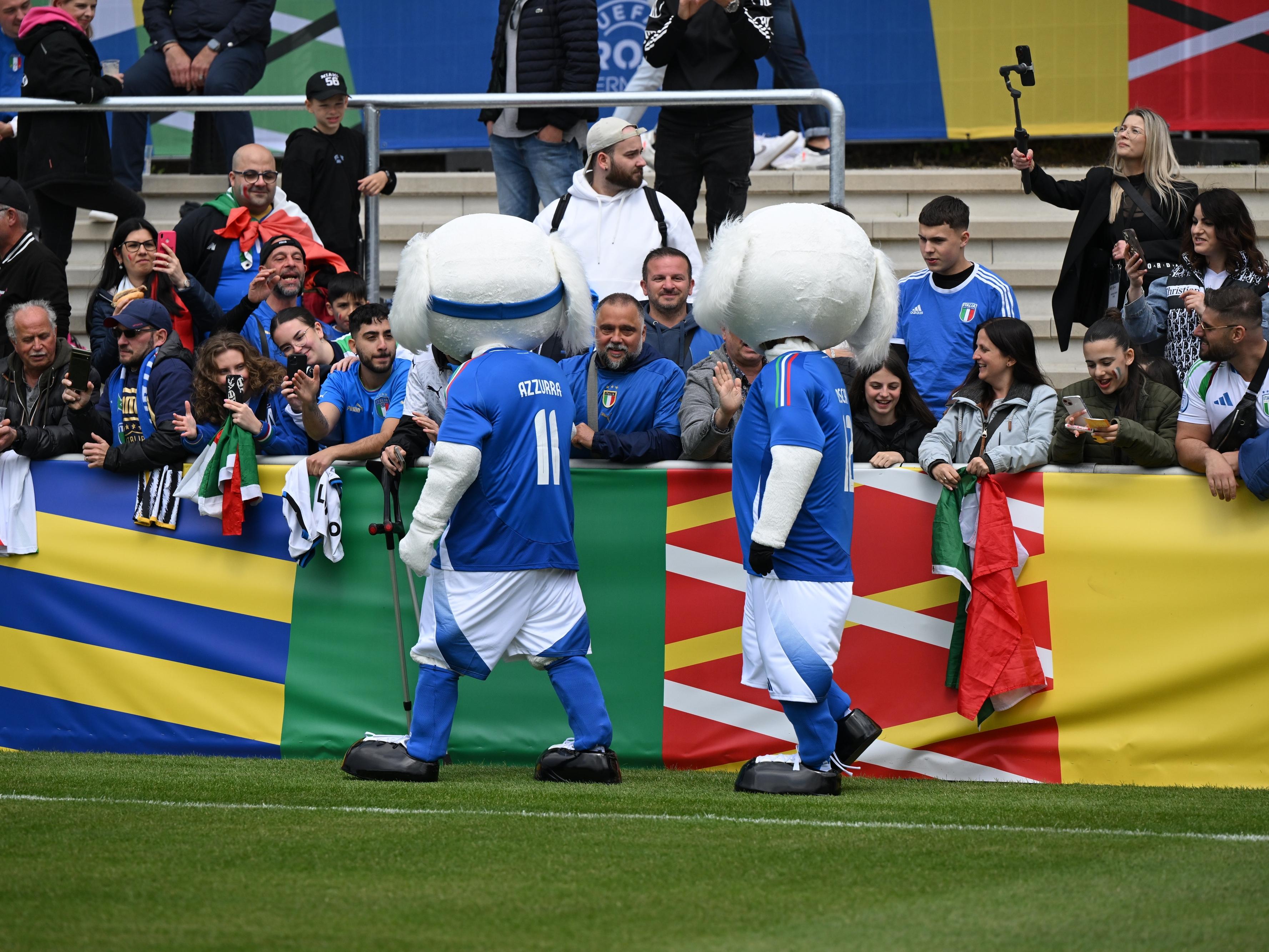 Benvenuta Azzurra, la versione femminile della mascotte delle Nazionali: l'esordio a Iserlohn accanto a Oscar