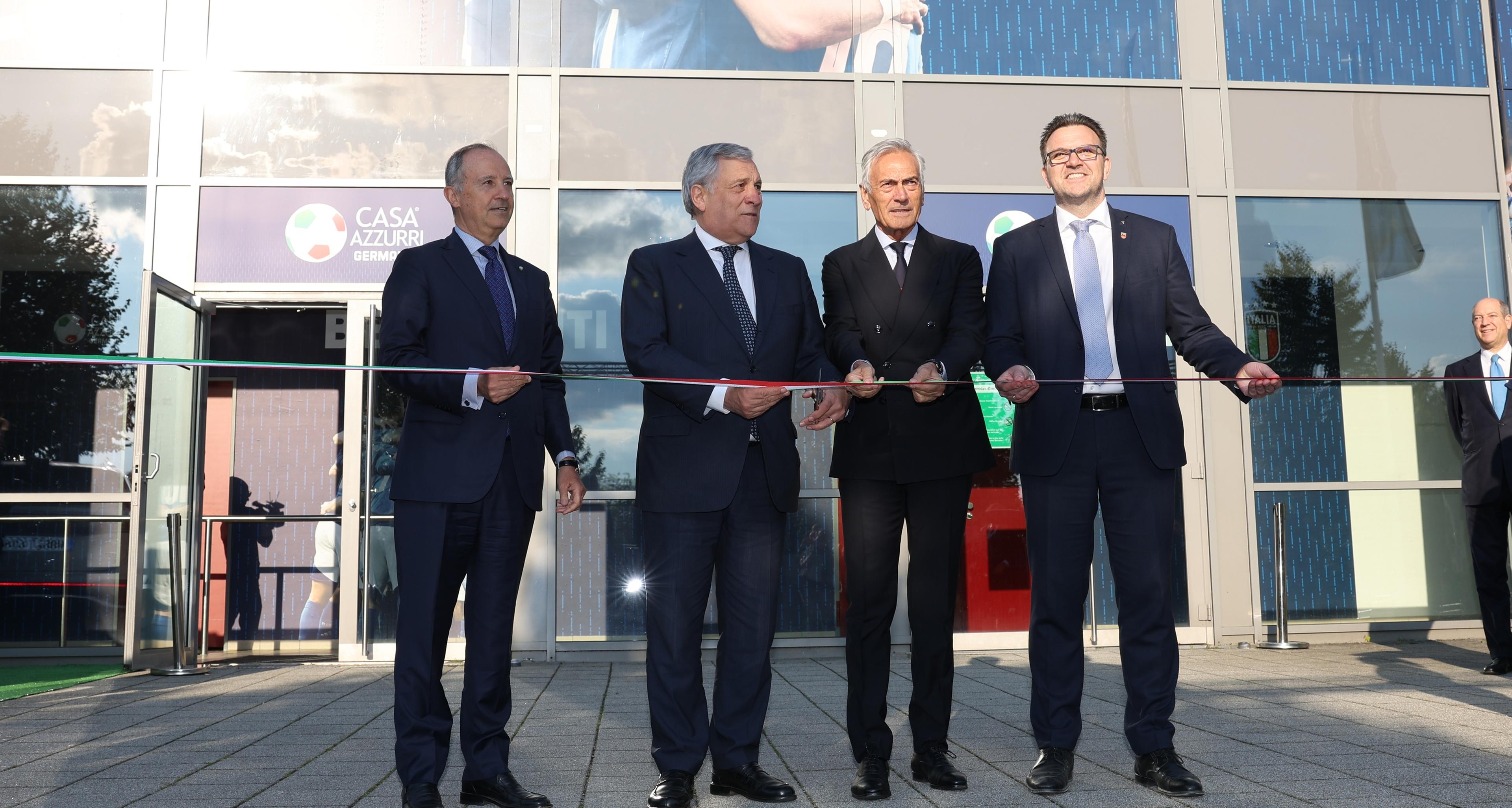 Inaugurata Casa Azzurri: il taglio del nastro con il ministro Tajani, il presidente Gravina e la squadra