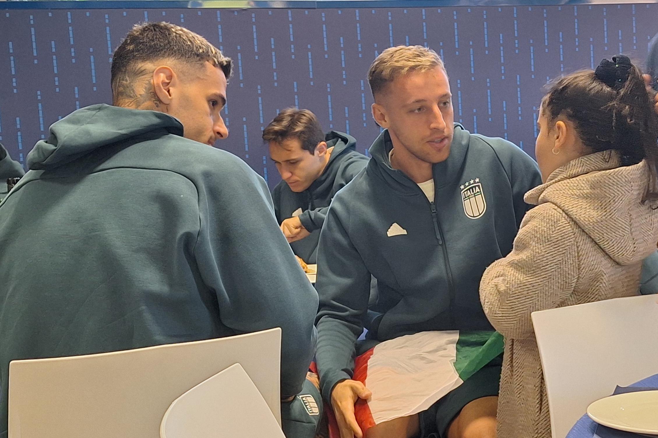 Giocatori e staff a cena a Casa Azzurri: le porte del ristorante aperte ai bambini per scattare una foto con i loro idoli
