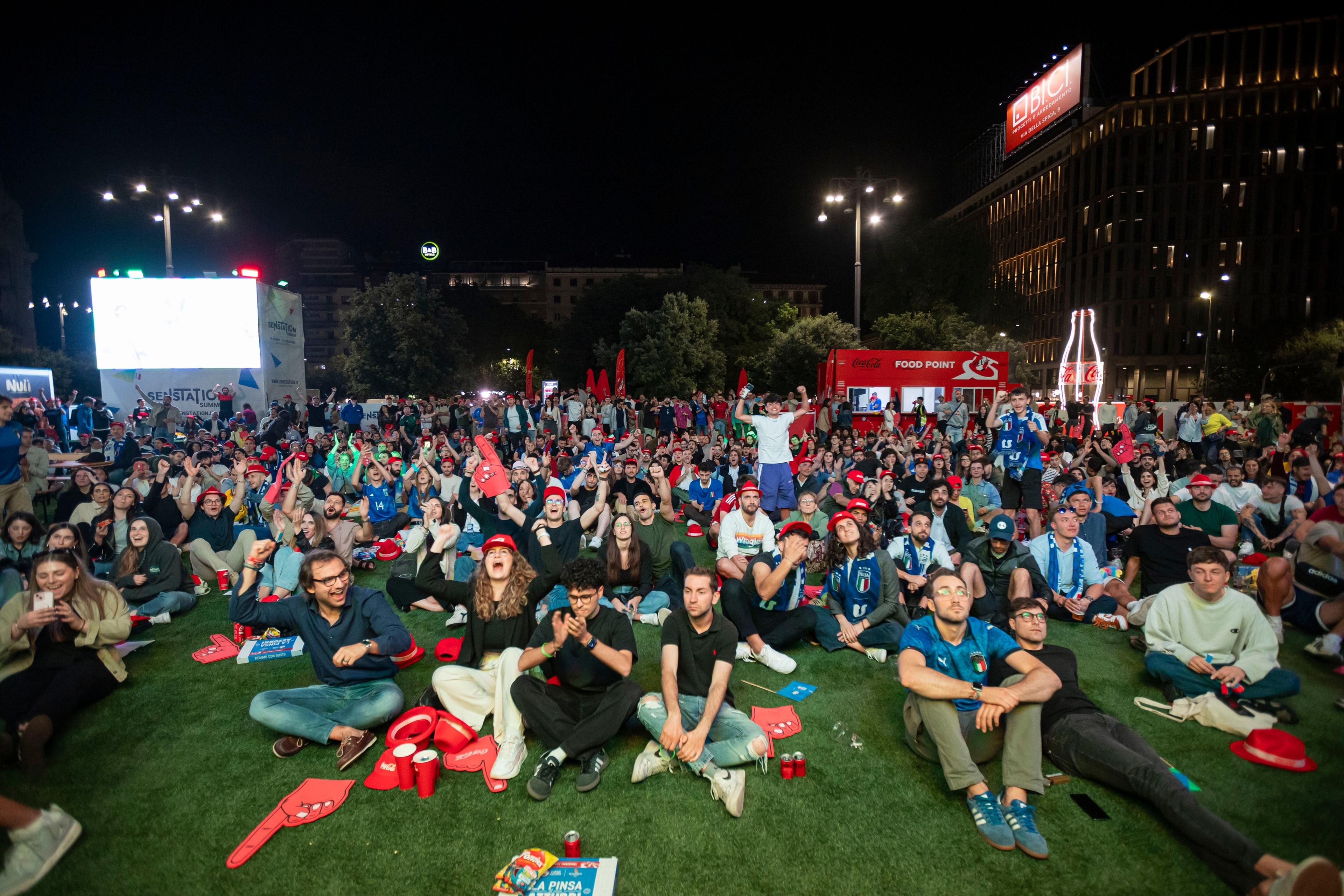 Anche Casa Azzurri a Milano fa festa per l’esordio vincente dell’Italia: un boato al gol di Barella
