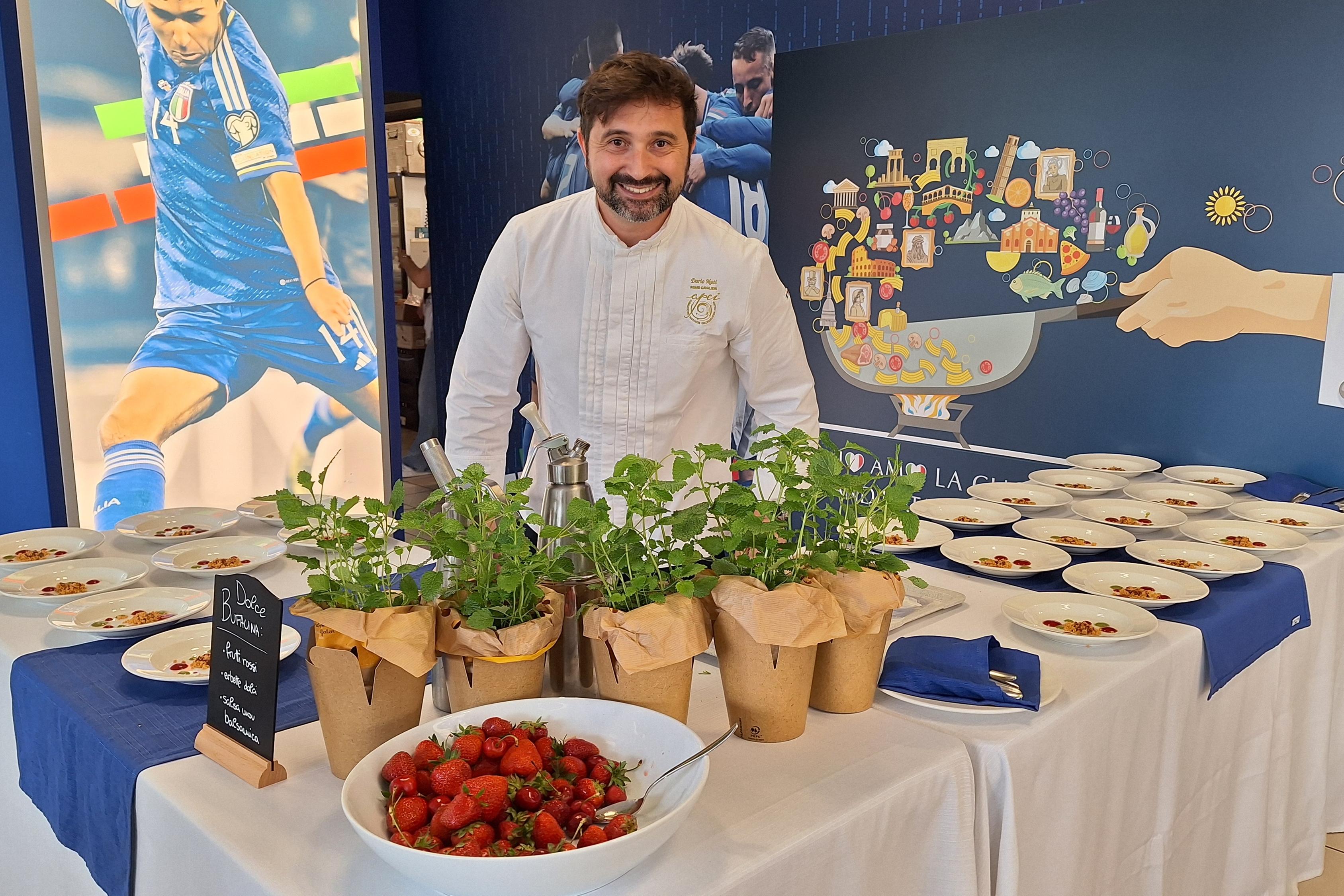 Lo show cooking del Pastry Chef Dario Nuti: il 'Dolce Bufalina' a tema tricolore per augurare buona fortuna alla Nazionale