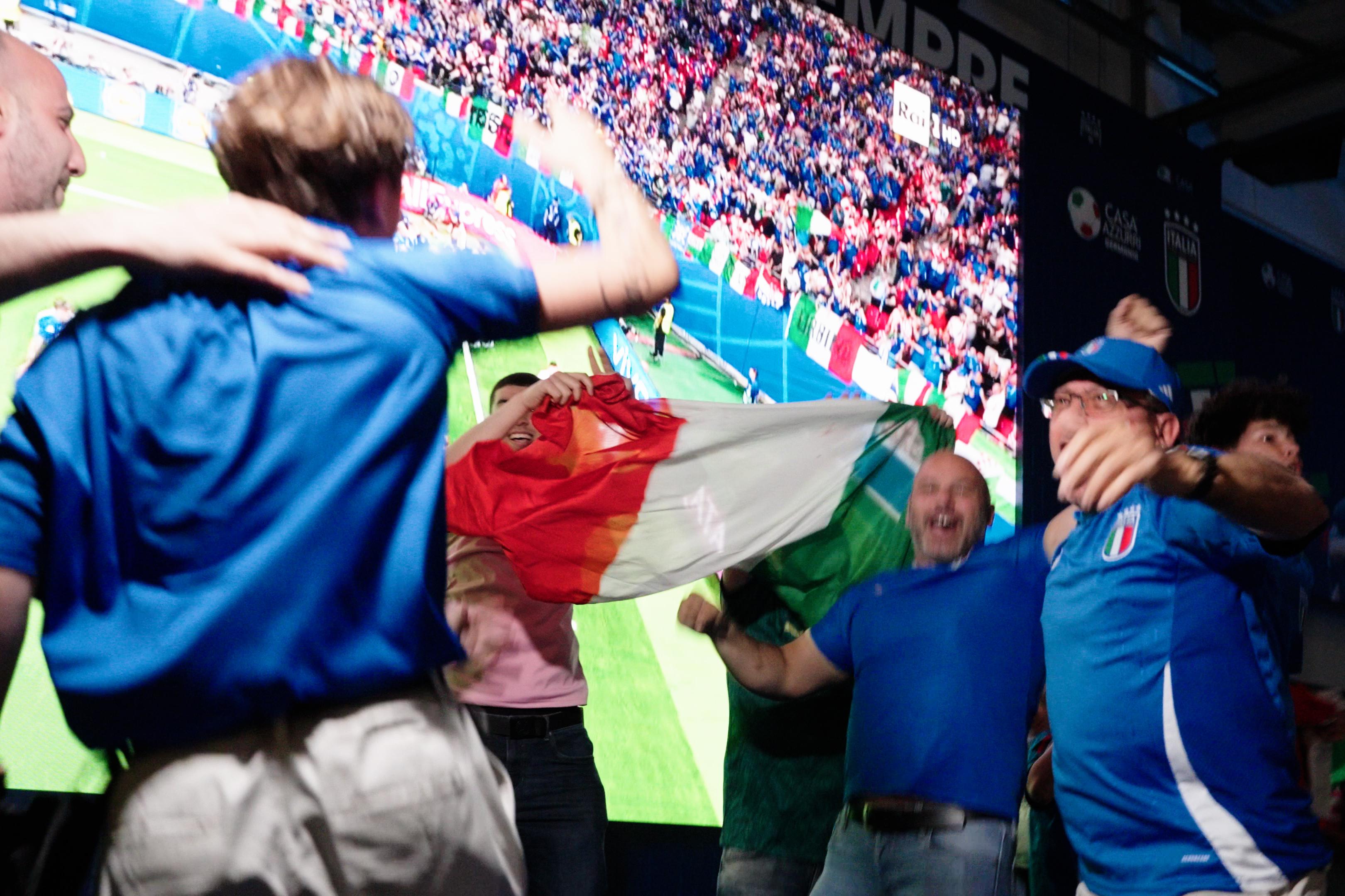 Iserlohn, Milano, Lipsia: delirio a Casa Azzurri al gol di Zaccagni. Le emozioni dei tifosi: \"Non abbiamo mai smesso di crederci\"