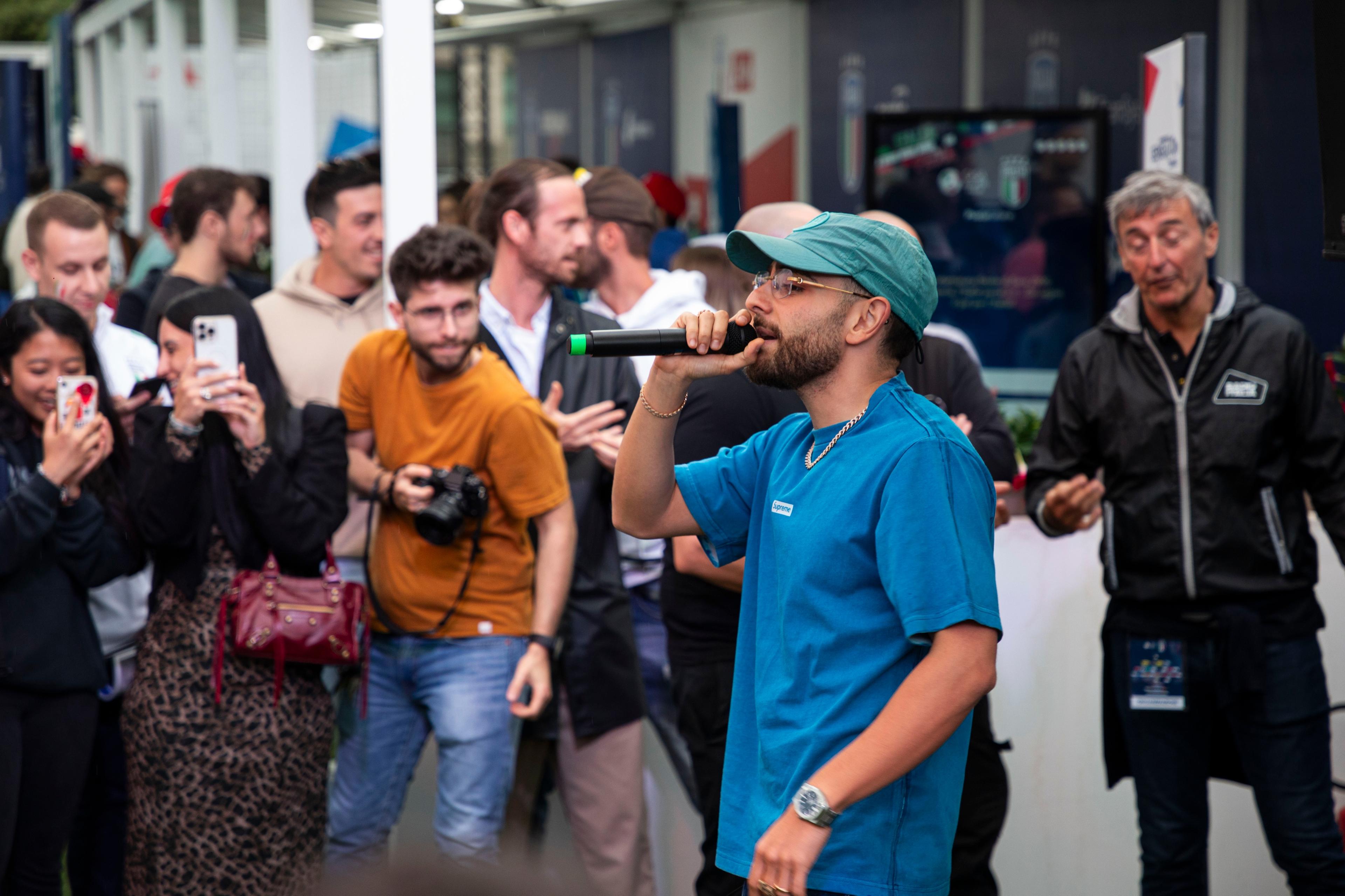 La ‘Musica Italiana’ e la gioia sfrenata: a Casa Azzurri a Milano doppia festa per Rocco Hunt e il passaggio agli Ottavi