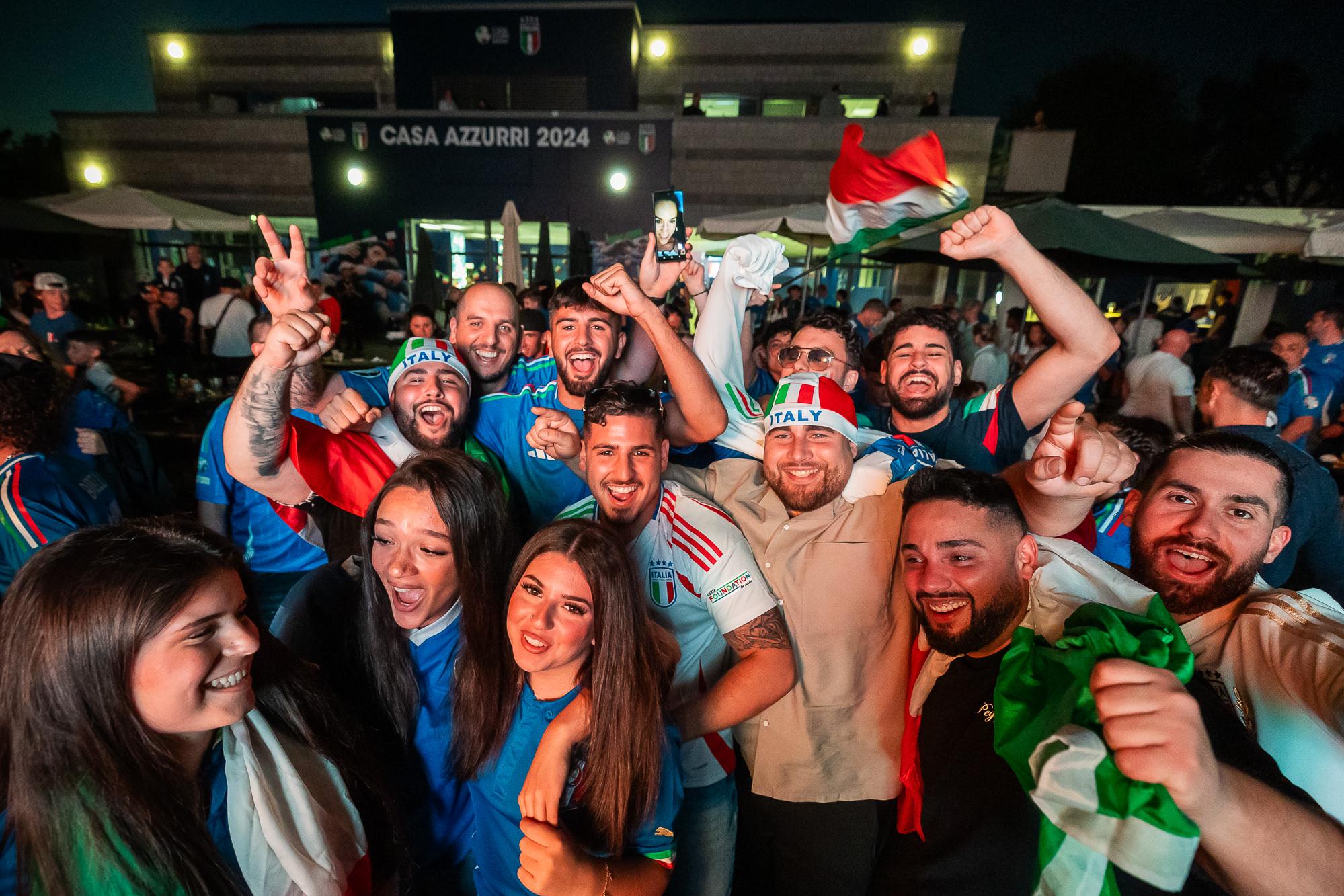 Un 'ponte' tra Casa Azzurri e l'Italia: il concerto di Radio Italia a Piazza del Plebiscito sui maxischermi di Iserlohn