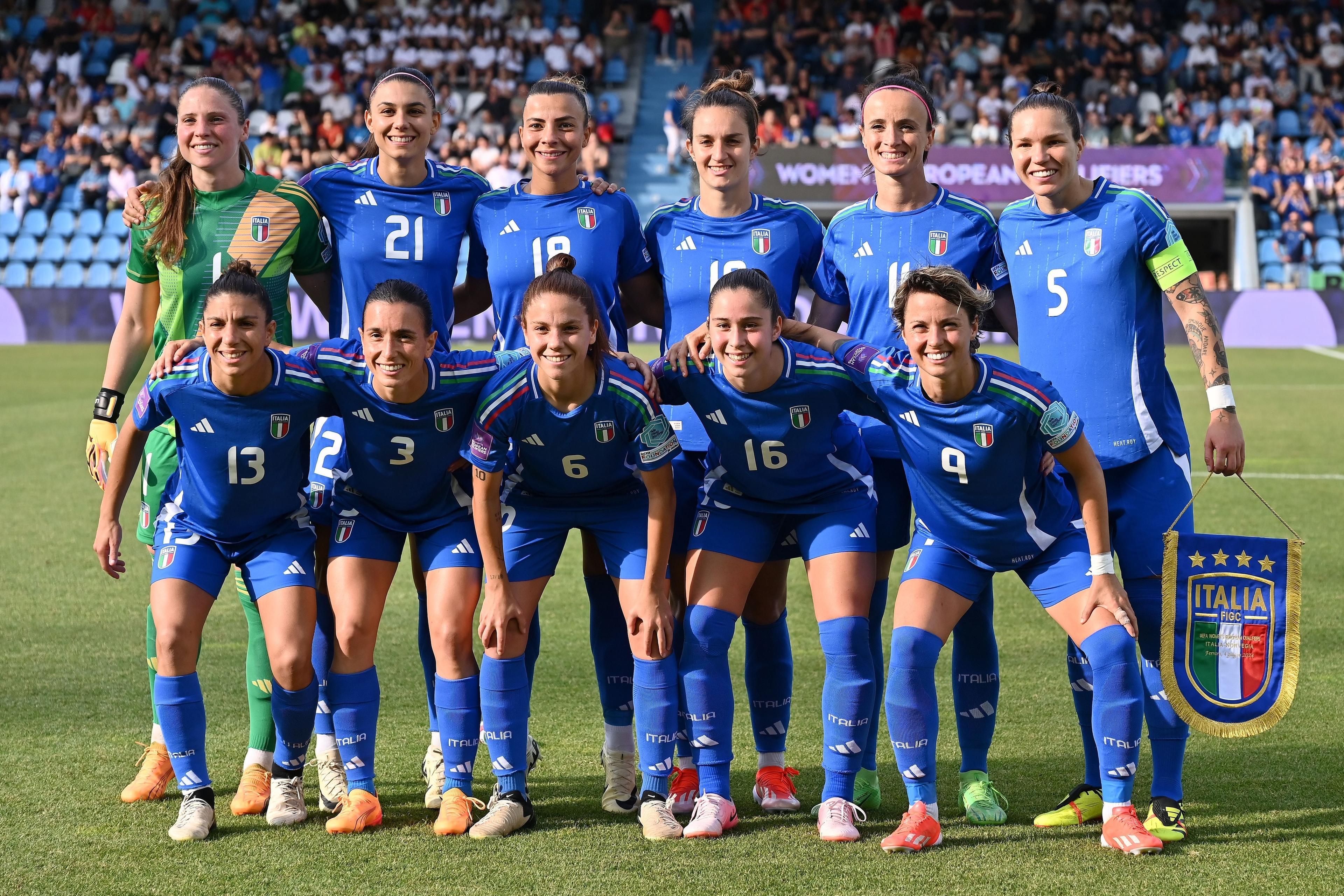 FERRARA, ITALY - JUNE 04:Italian players line up during the UEFA Women\\'s EURO 2025 Qualifier match between Italy and Norway at Stadio Paolo Mazza on June 04, 2024 in Ferrara, Italy. (Photo by Alessandro Sabattini/Getty Images)