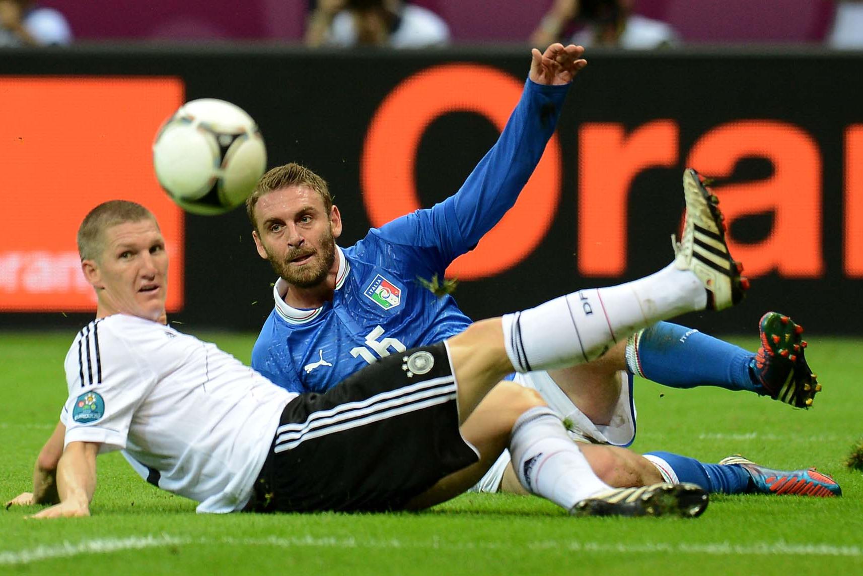 Daniele DE ROSSI (Italia), Bastian SCHWEINSTEIGER (Germania) \\rVarsavia 28/06/2012  \"Stadion Narodowy\"\\rFootball calcio Europeo 2012 Germania Vs Italia\\rFootball Calcio Euro 2012\\rFoto Insidefoto Alessandro Sabattini\\r\\r\\r