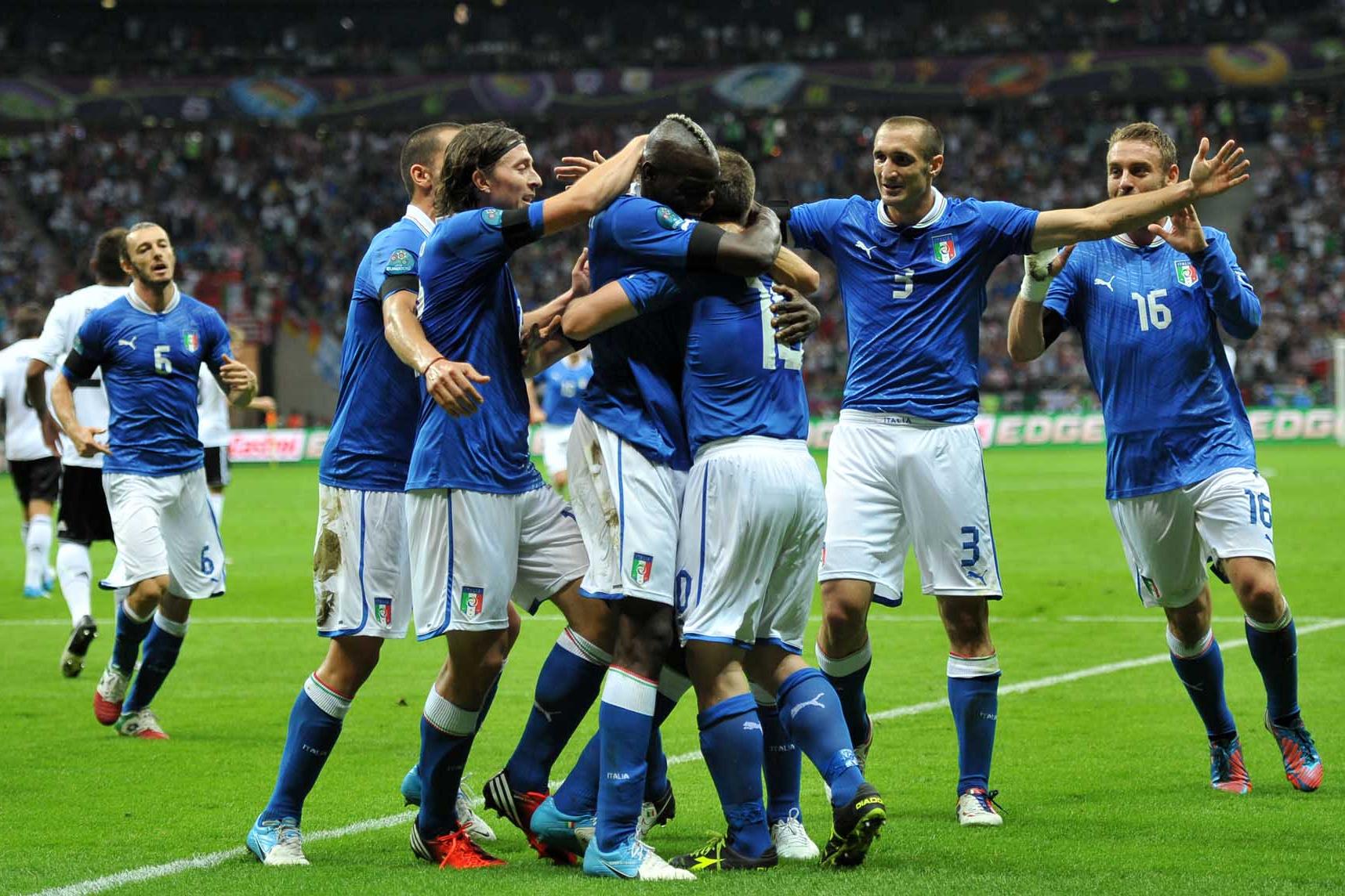 esultanza dopo il gol di Mario BALOTELLI (Italia) goal celebration\\rVarsavia 28/06/2012 \"Stadion Narodowy\"\\rFootball calcio Europeo 2012 Germania Vs Italia\\rFootball Calcio Euro 2012\\rFoto Insidefoto Alessandro Sabattini\\r\\r\\r