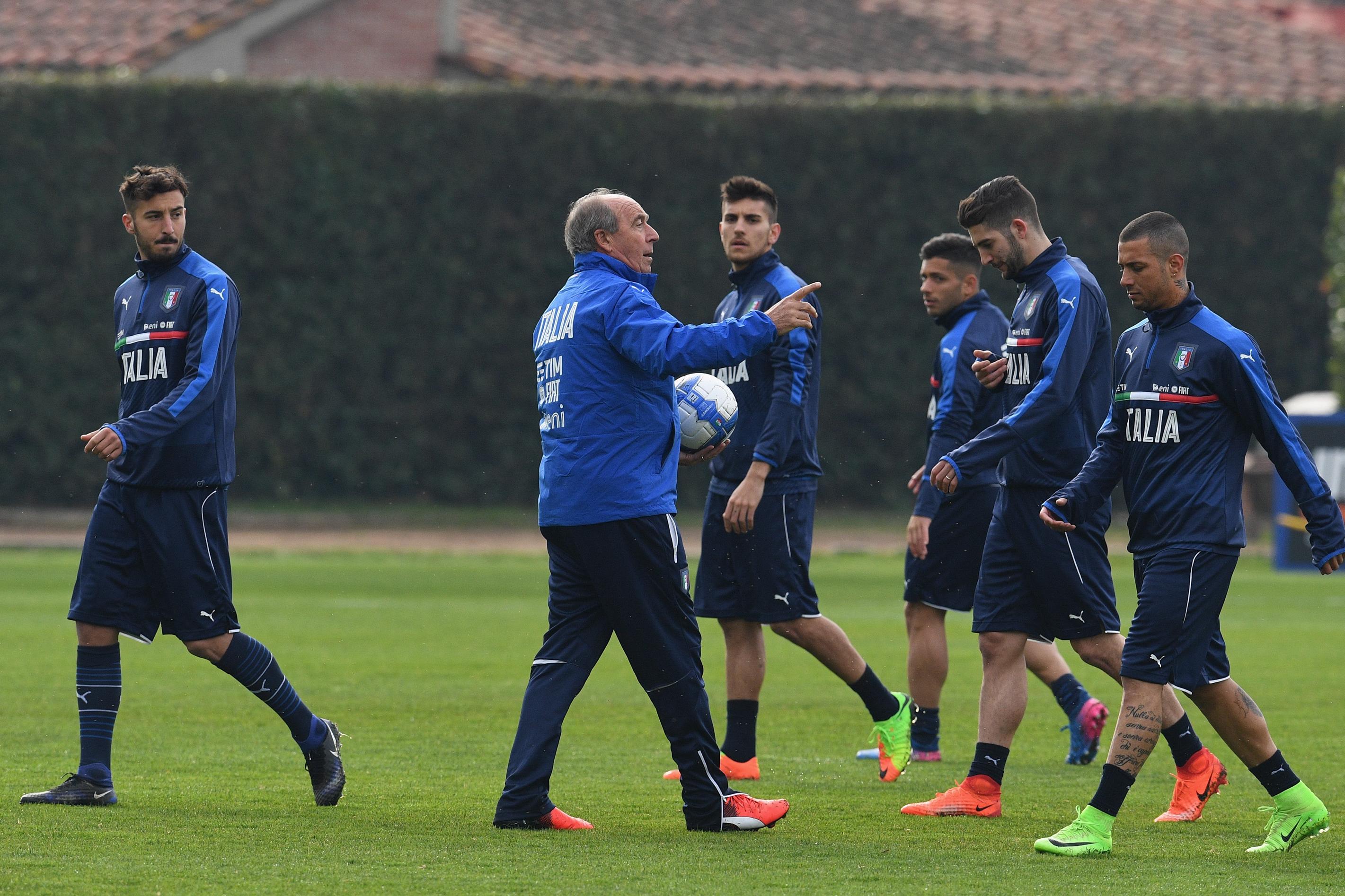 FLORENCE, ITALY - FEBRUARY 20:  Italian national team head coach Giampiero Ventura (C) reacts during the training session at the club\\'s training ground at Coverciano on February 20, 2017 in Florence, Italy.  (Photo by Claudio Villa/Getty Images)