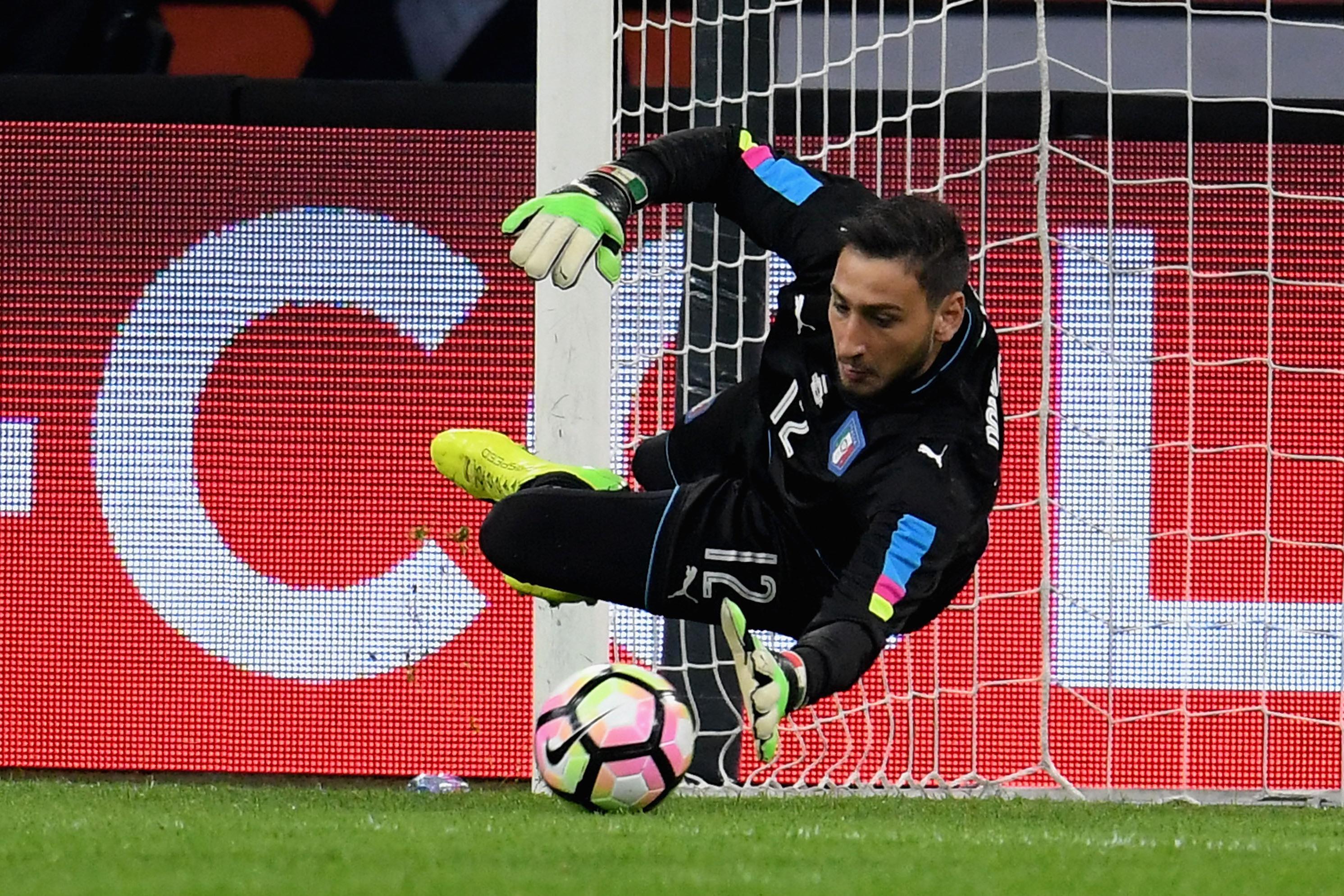 AMSTERDAM, NETHERLANDS - MARCH 28:  Gianluigi Donnarumma of Italy in action during the international friendly match between Netherlands and Italy at Amsterdam Arena on March 28, 2017 in Amsterdam, Netherlands.  (Photo by Claudio Villa/Getty Images)