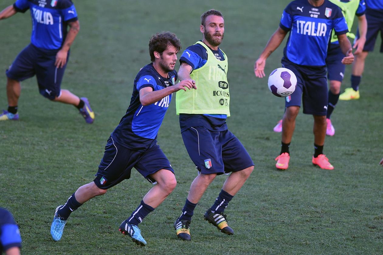 FLORENCE, ITALY - SEPTEMBER 06:  Daniele De Rossi (R) and Andrea Poli compete for the ball during Italy Training Session at Coverciano on September 6, 2014 in Florence, Italy.  (Photo by Claudio Villa/Getty Images)