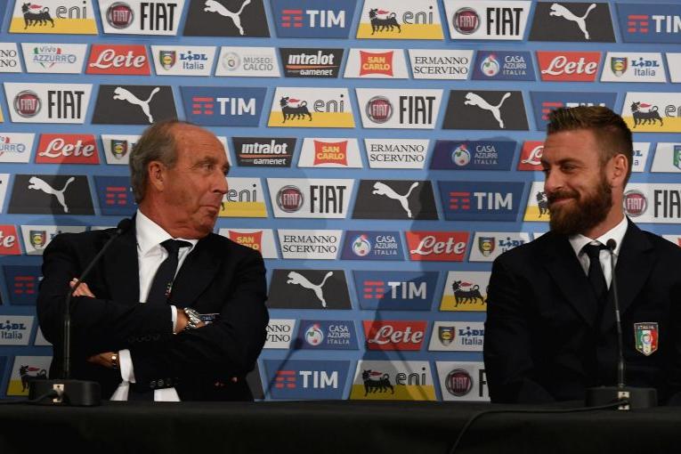 NICE, FRANCE - JUNE 06:  Head coach Italy Gian Piero Ventura (L) and Daniele De Rossi of Italy speaks with the media during a press conference at Allianz Riviera Stadium on June 6, 2017 in Nice, France.  (Photo by Claudio Villa/Getty Images)