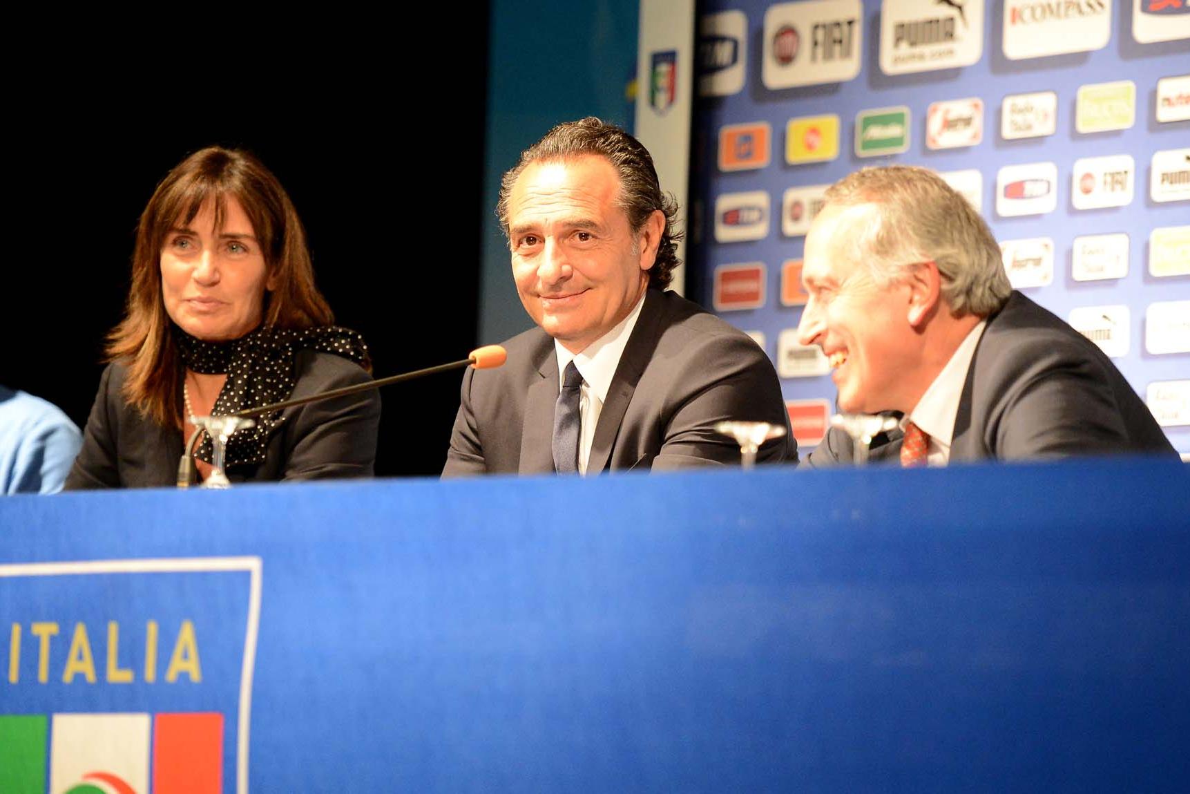 Barbara MOSCHINI, Cesare PRANDELLI, Giancarlo ABETE (Italia)\\rCracovia 05/06/2012 Cassa Azzurri \"Centro Culturale La Runda\"\\rConferenza stampa comissario tecnico Cesare Prandelli\\rFootball Calcio \\rFoto Insidefoto Alessandro Sabattini\\r\\r\\r