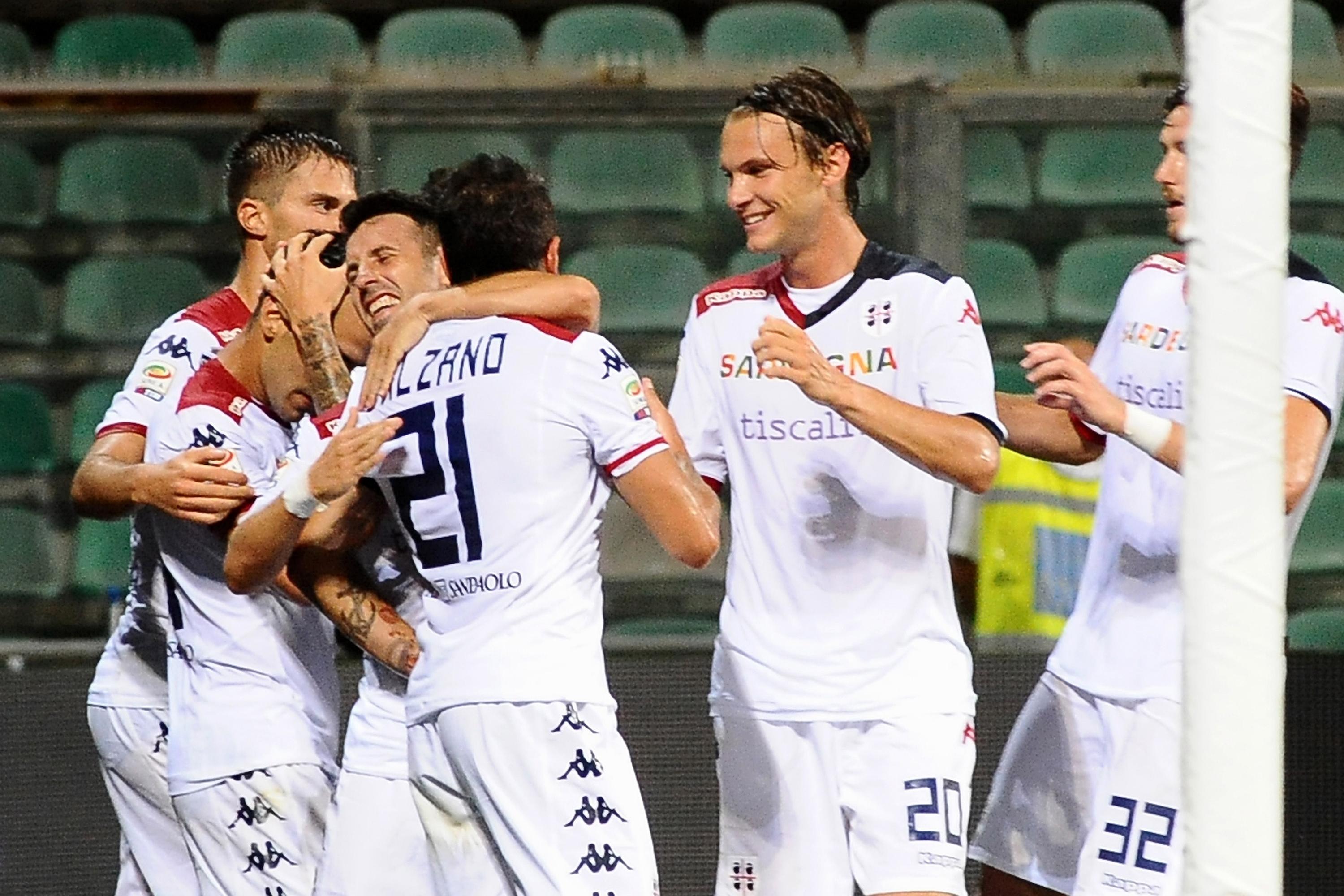 REGGIO NELL\\'EMILIA, ITALY - AUGUST 31: Marco Sau # 25 of Cagliari Calcio celebrates after scoring his team\\'s first goal during the Serie A match between US Sassuolo Calcio and Cagliari Calcio on August 31, 2014 in Reggio nell\\'Emilia, Italy. (Photo by Mario Carlini / Iguana Press/Getty Images)