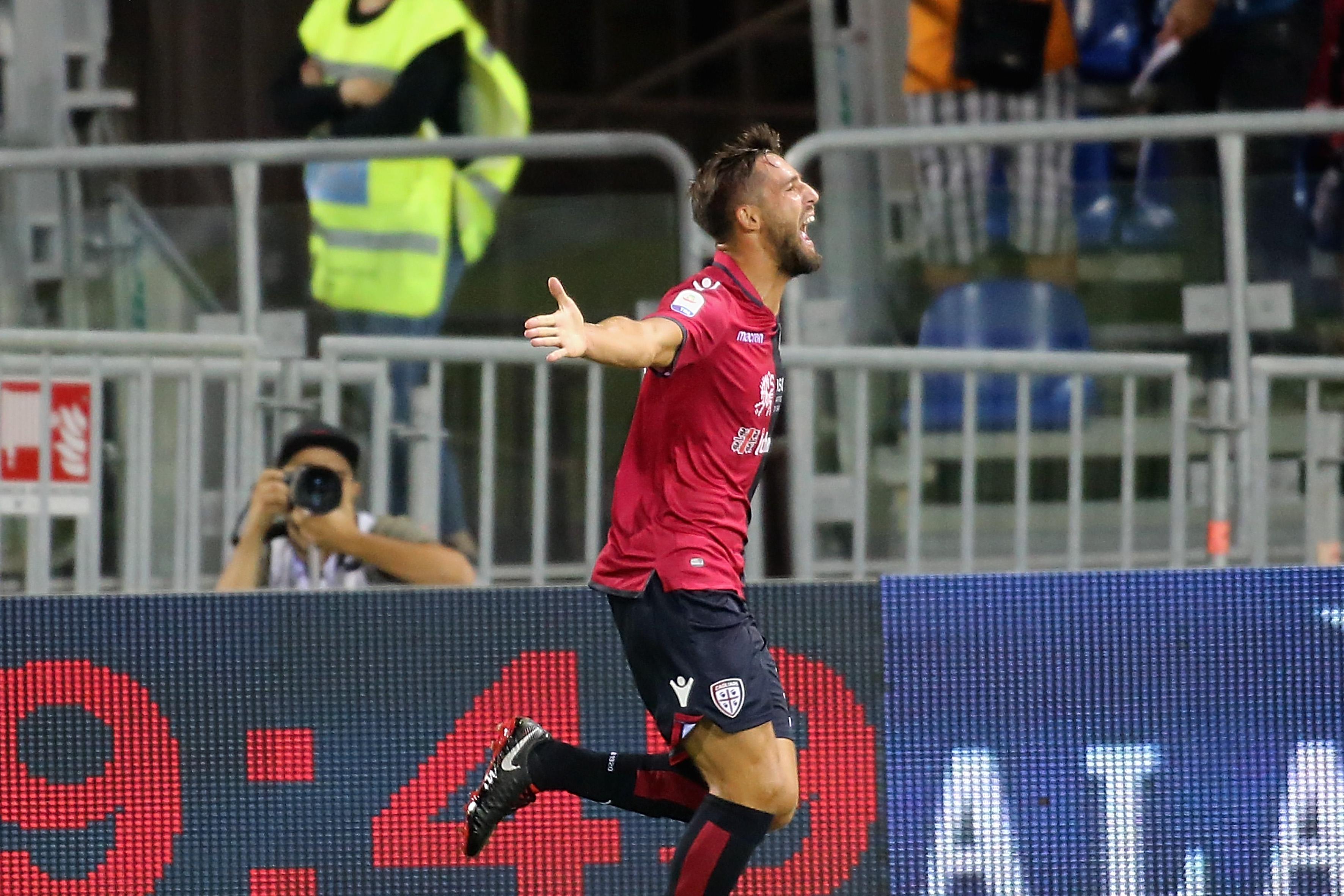CAGLIARI, ITALY - AUGUST 26:    Leonardo Pavoletti of Cagliari celebrates his goal 1-0    during the serie A match between Cagliari and US Sassuolo at Sardegna Arena on August 26, 2018 in Cagliari, Italy.  (Photo by Enrico Locci/Getty Images)