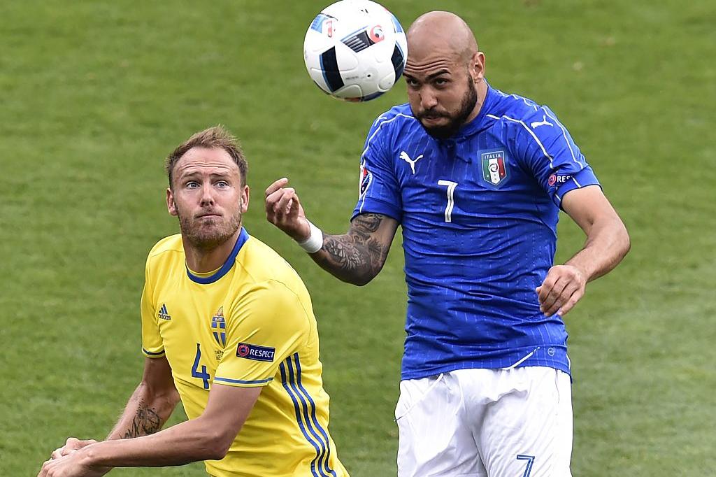 Sweden\\'s defender Andreas Granqvist (L) vies with Italy\\'s forward Simone Zaza during the Euro 2016 group E football match between Italy and Sweden at the Stadium Municipal in Toulouse on June 17, 2016. / AFP / Pascal PAVANI (Photo credit should read PASCAL PAVANI/AFP/Getty Images)