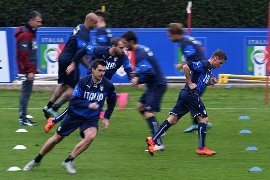 FLORENCE, ITALY - NOVEMBER 15:  Francesco Acerbi (L) in action during the Italy training session at Coverciano on November 15, 2015 in Florence, Italy.  (Photo by Claudio Villa/Getty Images)