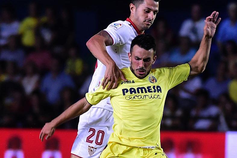 Sevilla\\'s midfielder Vitolo (L) vies with Villarreal\\'s German forward Nicola Sansone during the Spanish league football match Villarreal CF vs Sevilla FC at El Madrigal stadium in Vila-real on August 28, 2016. / AFP / JOSE JORDAN        (Photo credit should read JOSE JORDAN/AFP/Getty Images)