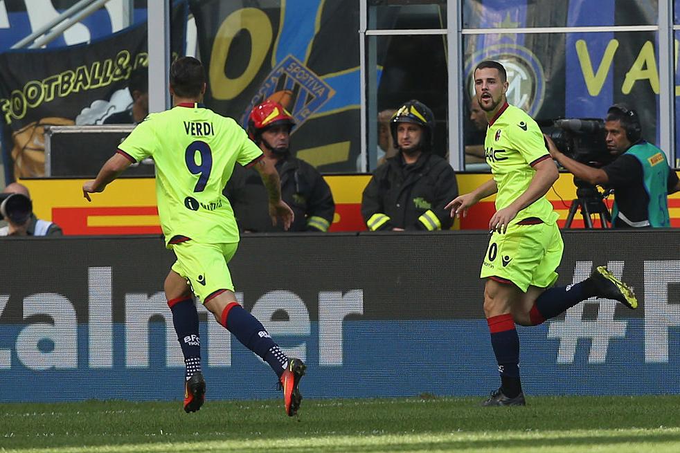 MILAN, ITALY - SEPTEMBER 25: Mattia Destro (R) of Bologna celebrates after scoring his team\\'s opening goal during the Serie A match between FC Internazionale and Bologna FC at Stadio Giuseppe Meazza on September 25, 2016 in Milan, Italy. (Photo by Maurizio Lagana/Getty Images)