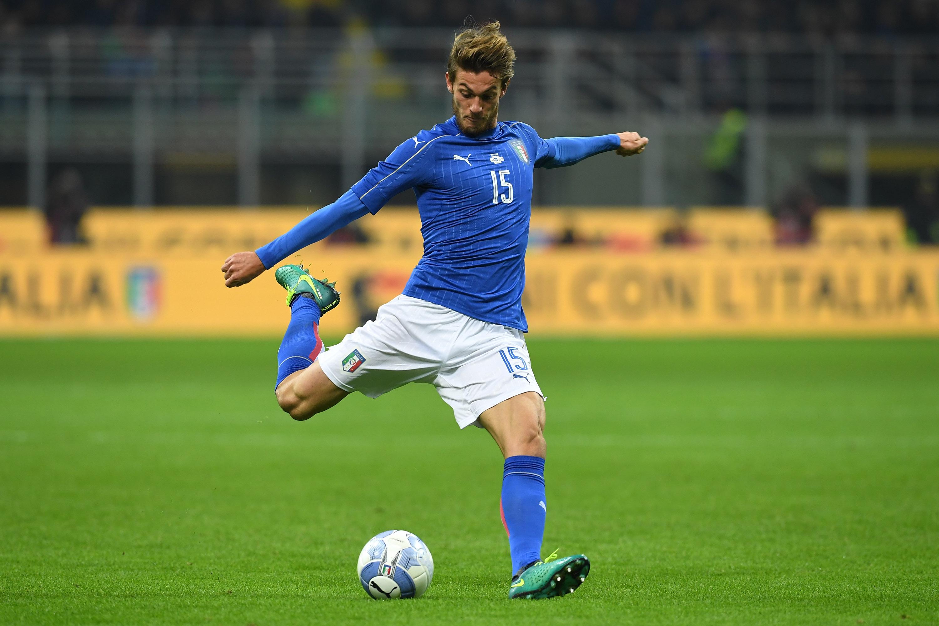 MILAN, ITALY - NOVEMBER 15:  Daniele Rugani of Italy in action during the International Friendly Match between Italy and Germany at Giuseppe Meazza Stadium on November 15, 2016 in Milan, .  (Photo by Valerio Pennicino/Getty Images)