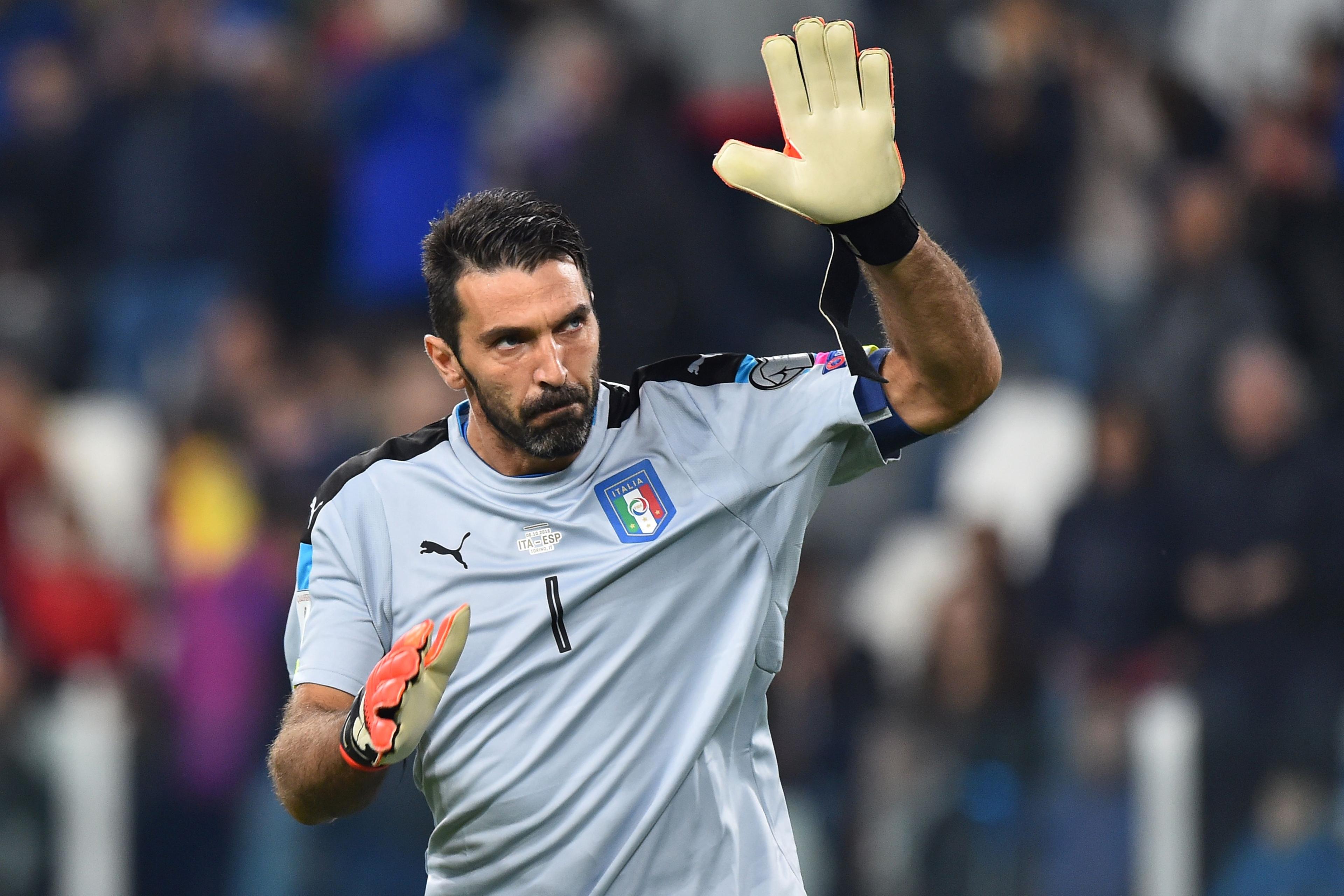 Italy\\'s goalkeeper Gianluigi Buffon greets fans during the WC 2018 football qualification match between Italy and Spain on October 6, 2016 at the Juventus stadium in Turin / AFP / GIUSEPPE CACACE        (Photo credit should read GIUSEPPE CACACE/AFP/Getty Images)