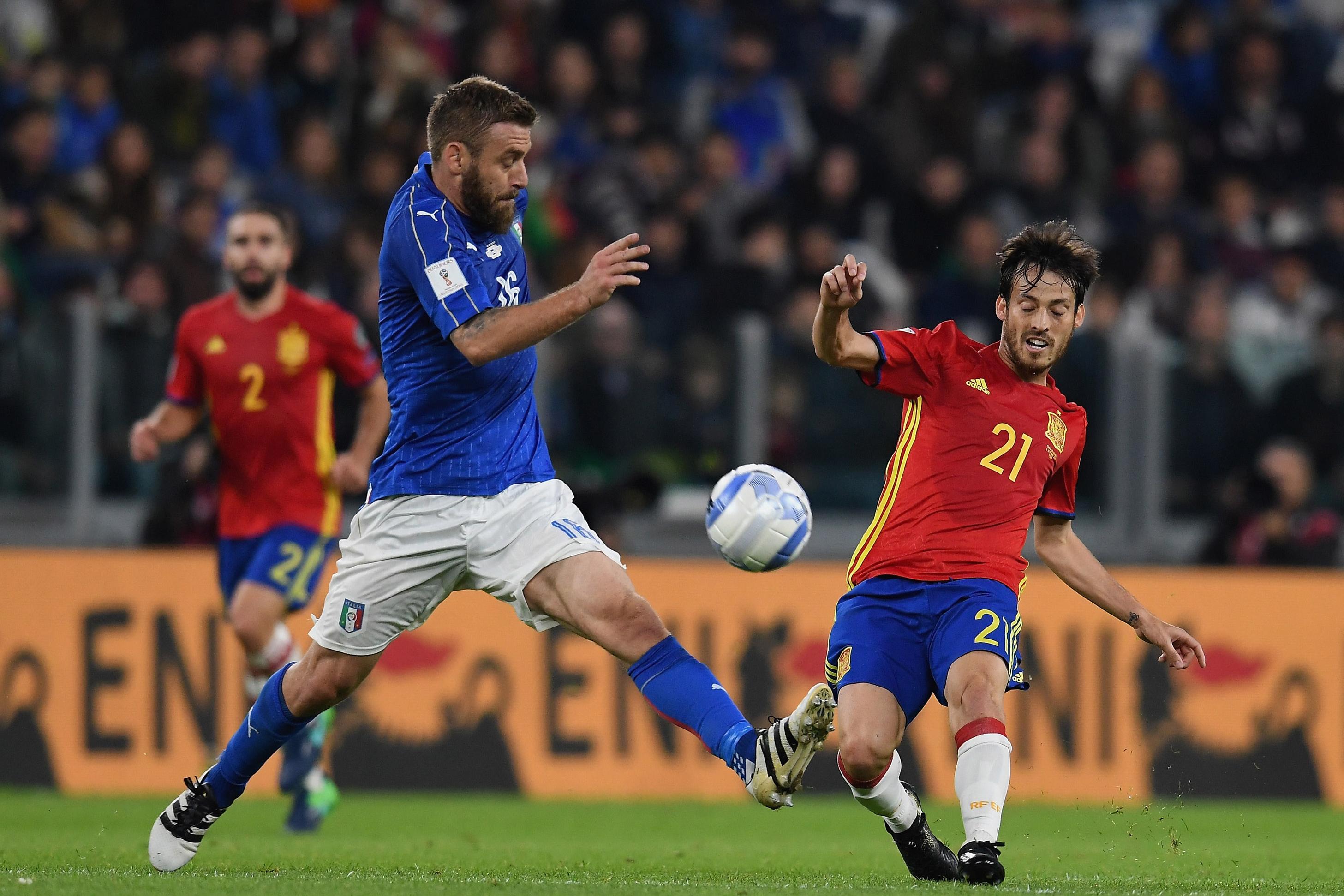 TURIN, ITALY - OCTOBER 06:  Daniele De Rossi of Italy challenges David Silva of Spain during the FIFA 2018 World Cup Qualifier between Italy and Spain at Juventus Stadium on October 6, 2016 in Turin, Italy.  (Photo by Claudio Villa/Getty Images)