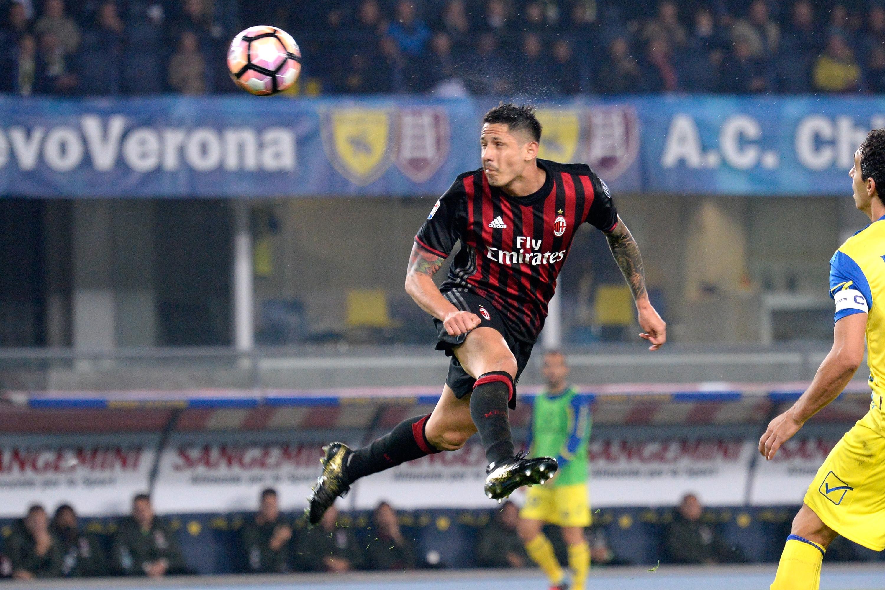 VERONA, ITALY - OCTOBER 16: Gianluca Lapadula of AC Milan in action during the Serie A match between AC ChievoVerona and AC Milan at Stadio Marc\\'Antonio Bentegodi on October 16, 2016 in Verona, Italy. (Photo by Dino Panato/Getty Images)
