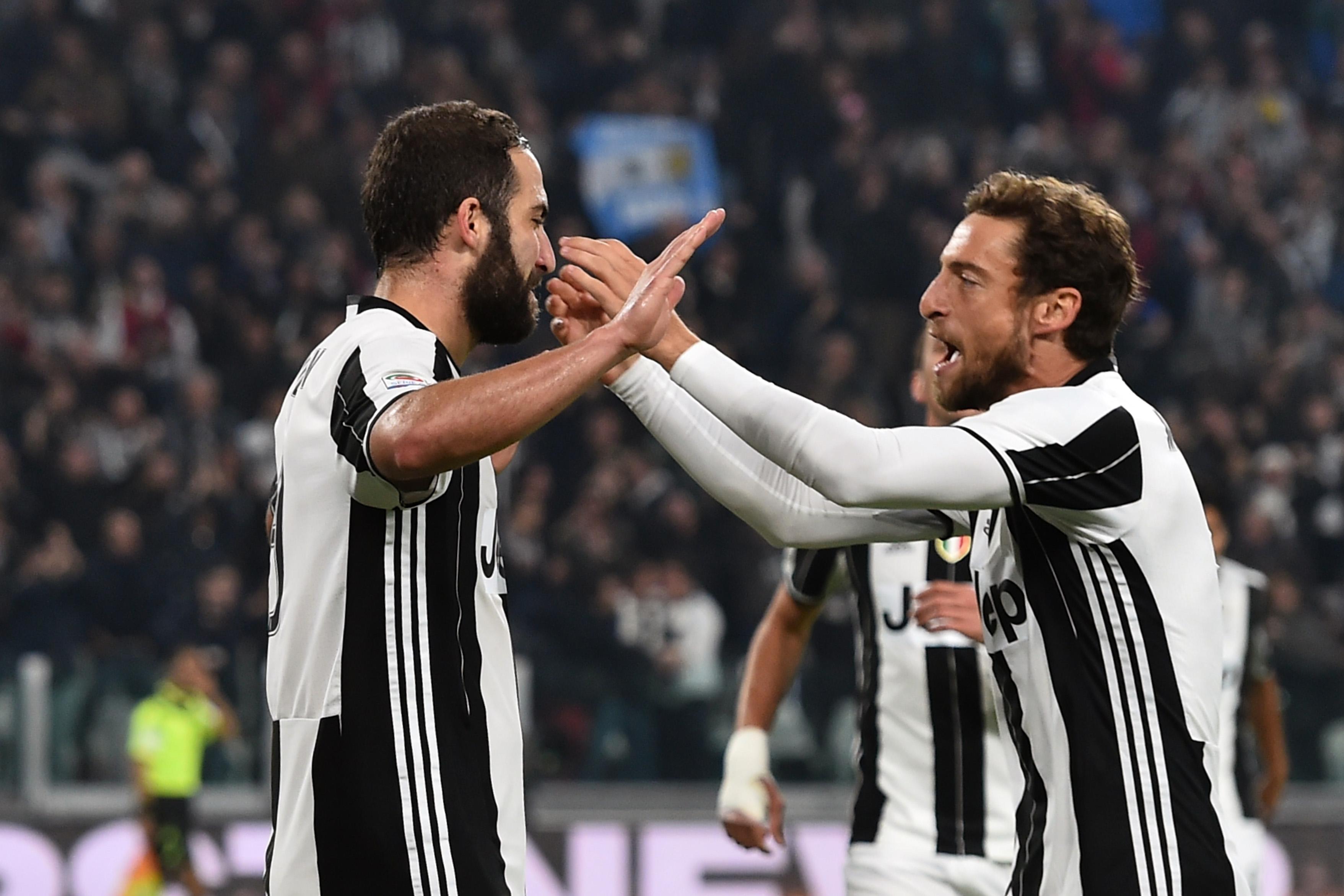 Juventus\\' forward from Argentina Gonzalo Higuain (L) celebrates with Juventus\\' midfielder from Italy Claudio Marchisio (R) after scoring a goal during the Italian Serie A football match Juventus vs Napoli at Juventus Stadium in Turin on October 29, 2016. / AFP / GIUSEPPE CACACE (Photo credit should read GIUSEPPE CACACE/AFP/Getty Images)
