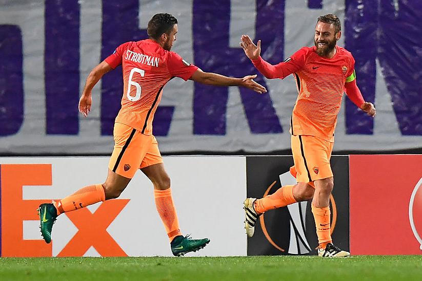 Daniele De Rossi of AS Roma and Kevin Strootman of AS Roma celebrate scoring during the UEFA Europa League group E football match between Austria Vienna and AS Roma in Vienna, Austria on November 3, 2016. / AFP / JOE KLAMAR (Photo credit should read JOE KLAMAR/AFP/Getty Images)