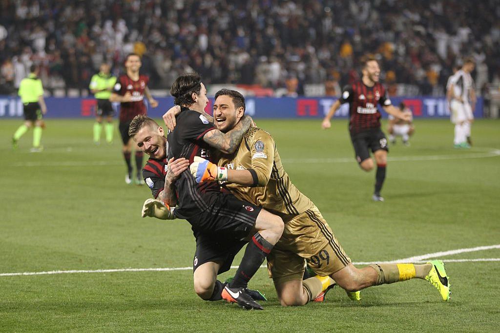 DOHA, QATAR - DECEMBER 23 :  AC Milan team Celebrates after winning against Juventus FC during the Supercoppa TIM Doha 2016 match between Juventus FC and AC Milan at the Jassim Bin Hamad Stadium on December 23, 2016 in Doha, Qatar. (Photo by AK BijuRaj/Getty Images)